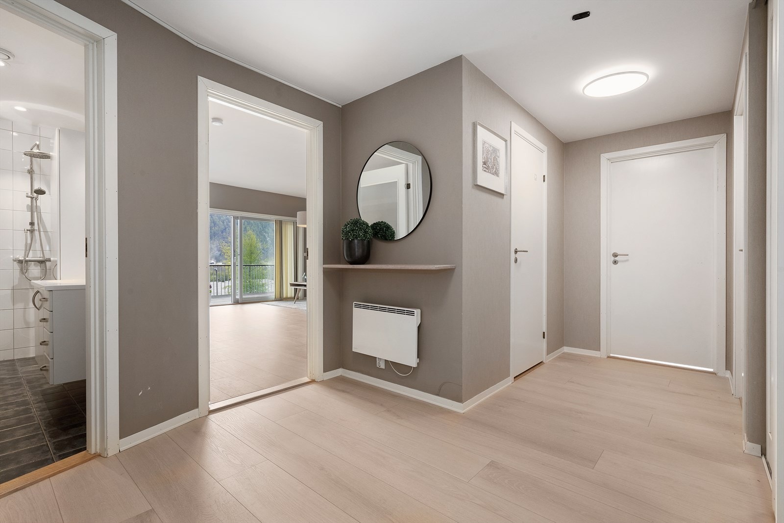Leilegheita har veldig god planløysing. Her er det soveromsfløy med 3 soverom, bod, bad/vaskerom og wc-rom. Galleribilde