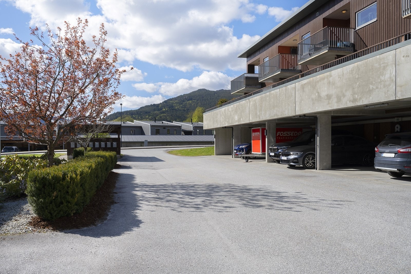 Carporten er klargjort for installering av elbilladar. Til leilegheita høyrer også ei sportsbod på 6 m², med tilkomst bak carporten. Galleribilde