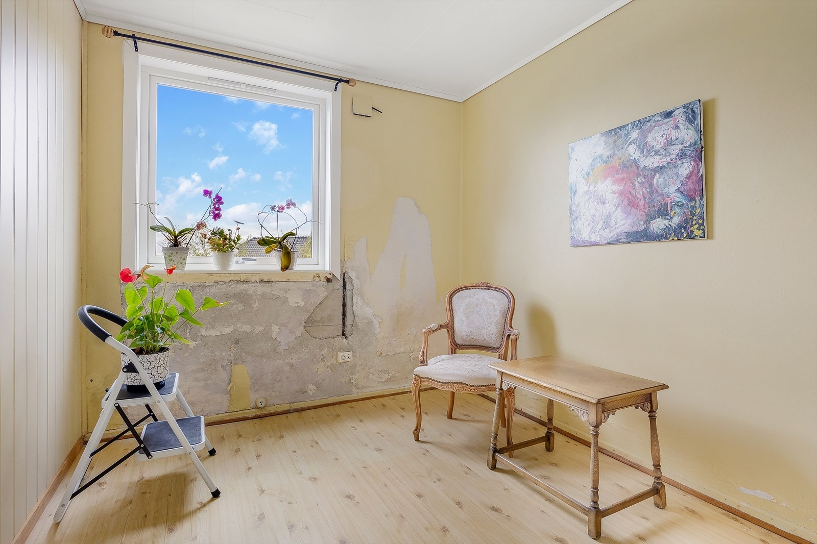 Soverom i underetasje, hoveddel - Murvegg under vindu må utbedres Galleribilde