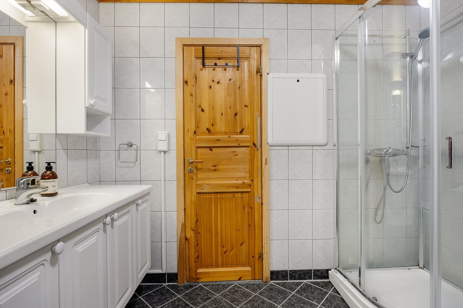 Nyere flislagt baderom/wc Galleribilde