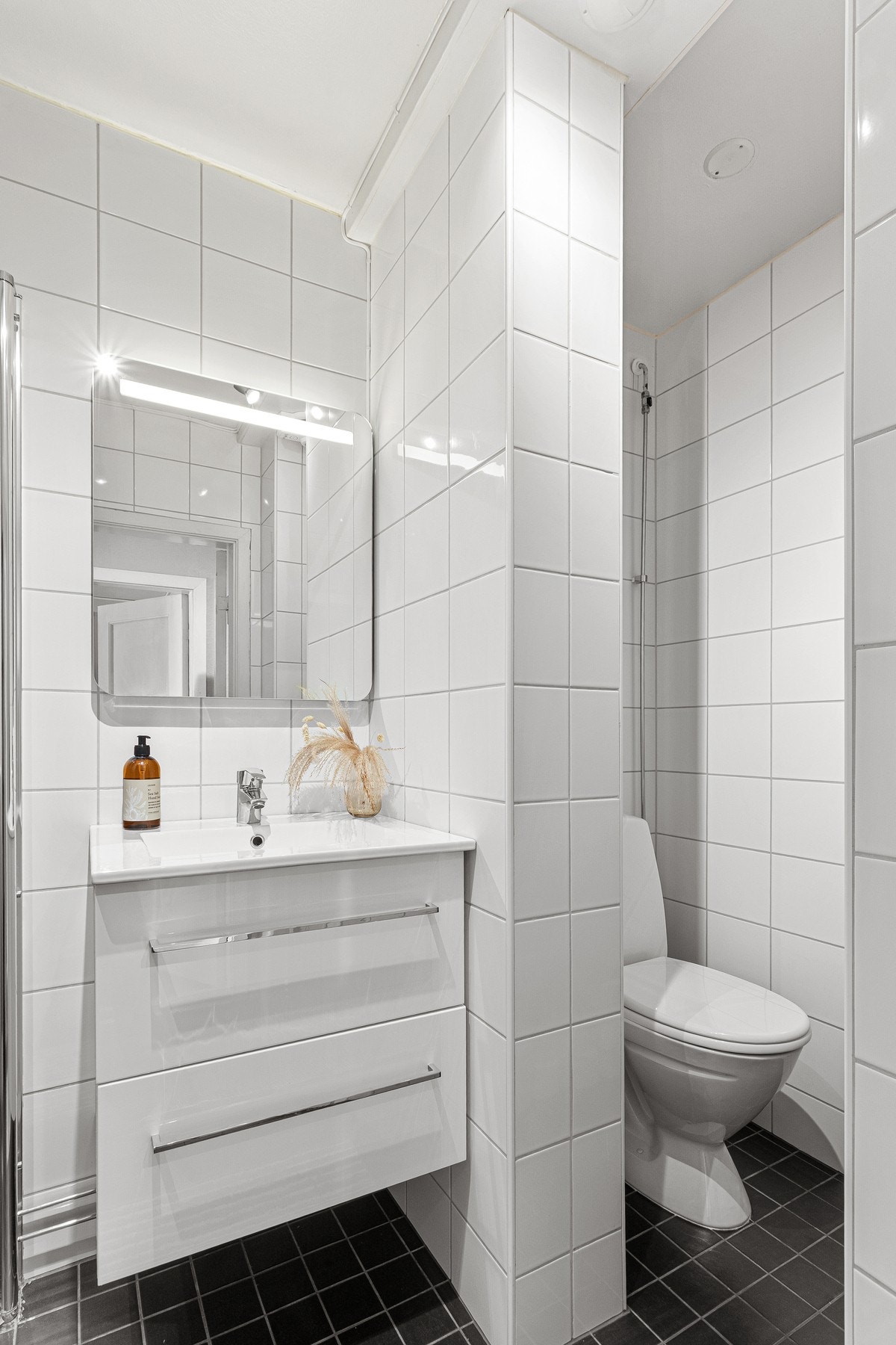 Badet har en pen servant med underskap, samt adskilt toalett. Galleribilde