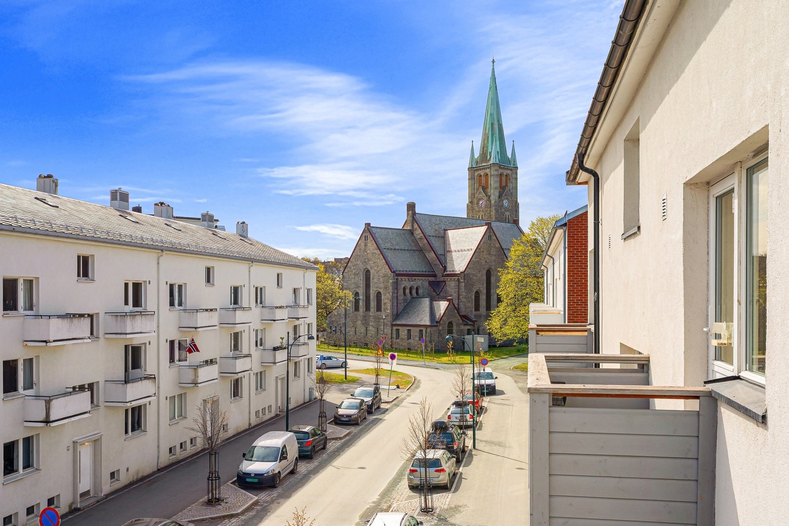Fra leiligheten har du utsyn mot ikoniske Lademoen kirke og hyggelig bebyggelse nærområdet. Galleribilde