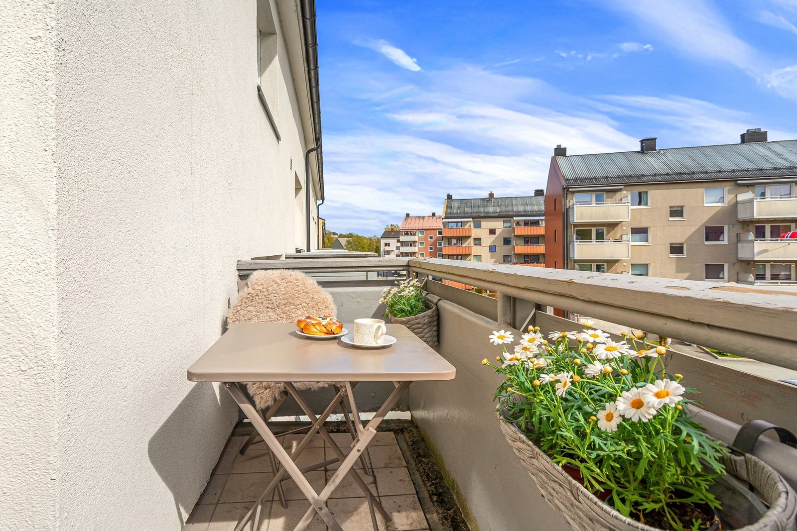 Balkongen fungerer som en fin forlengelse av stuen. Her får du en koselig uteplass med luftige omgivelser og plass til å nyte solen. Galleribilde