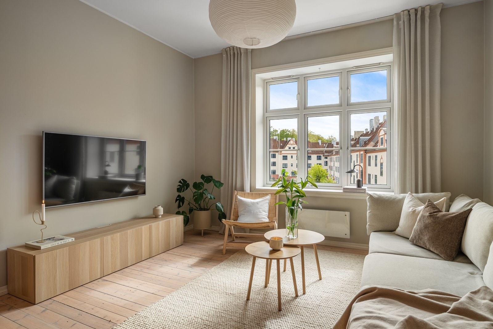 Leiligheten ligger i byggets 3. etasje og inneholder kjøkken, stue, bad, soverom og entré. I tillegg disponerer leiligheten to eksterne boder (Kjellerbod ca. 5 kvm, samt en loftsbod med gulvareal på ca. 5 kvm). Galleribilde