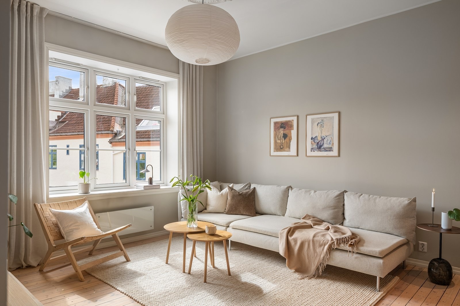 Lys og innbydende stue med moderne farger og svært god romfølelse. Leiligheten har lekre klassiske detaljer som teglsteinsvegg, dype vinduskarmer, takrosett og originale tregulv. Galleribilde