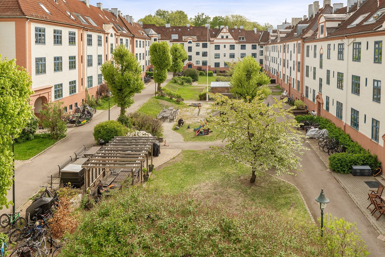Hele leiligheten vender ut mot en rolig og frodig bakgård hvor late sommerdager kan nytes. Galleribilde