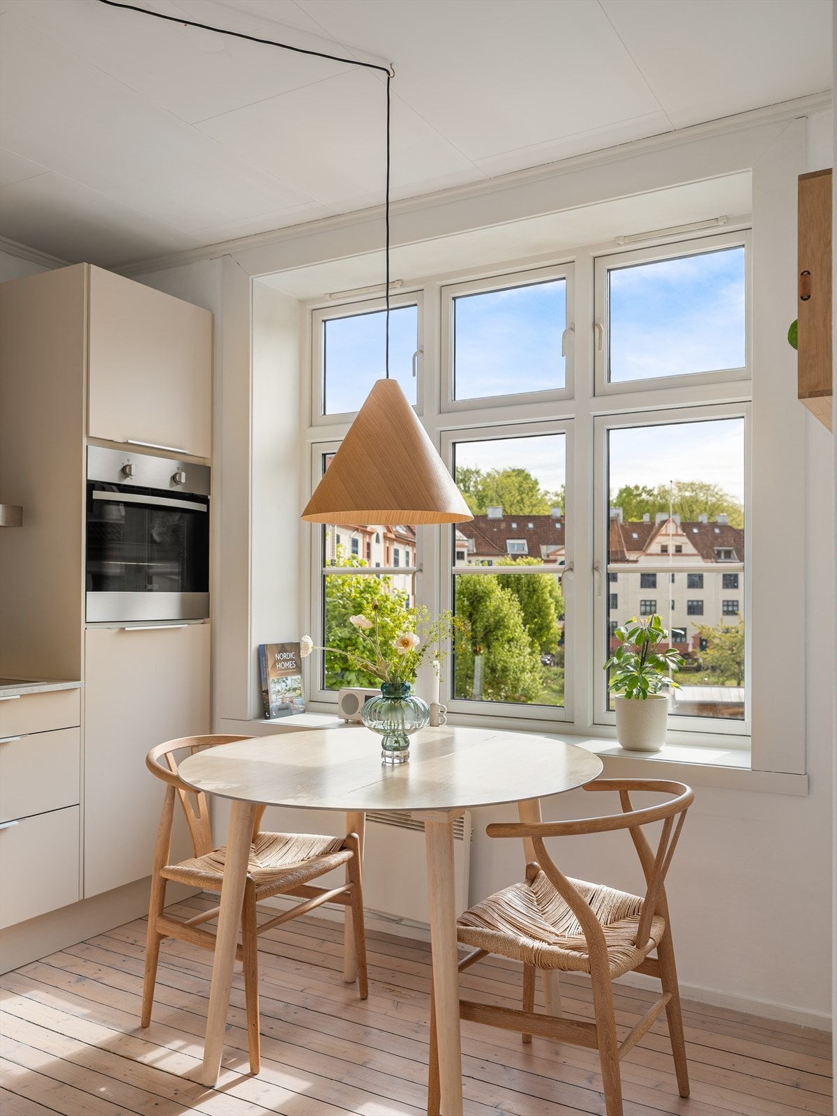 Naturlig plass til spisebord med utsikt mot rolig bakgård. Galleribilde