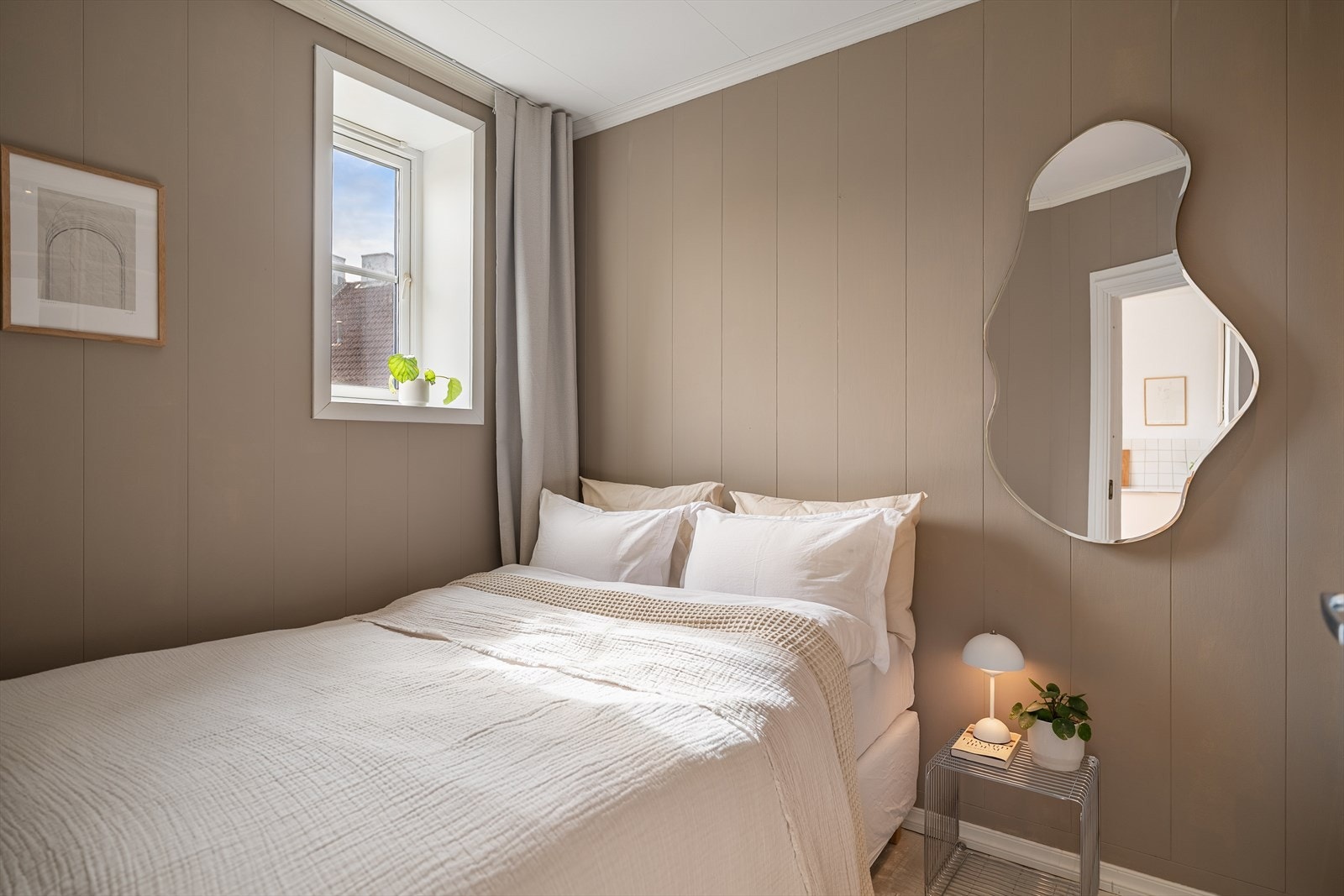 Lyst og innbydende soverom med plass til dobbeltseng med tilhørende nattbord, garderobeskap og annet ønsket inventar. Galleribilde