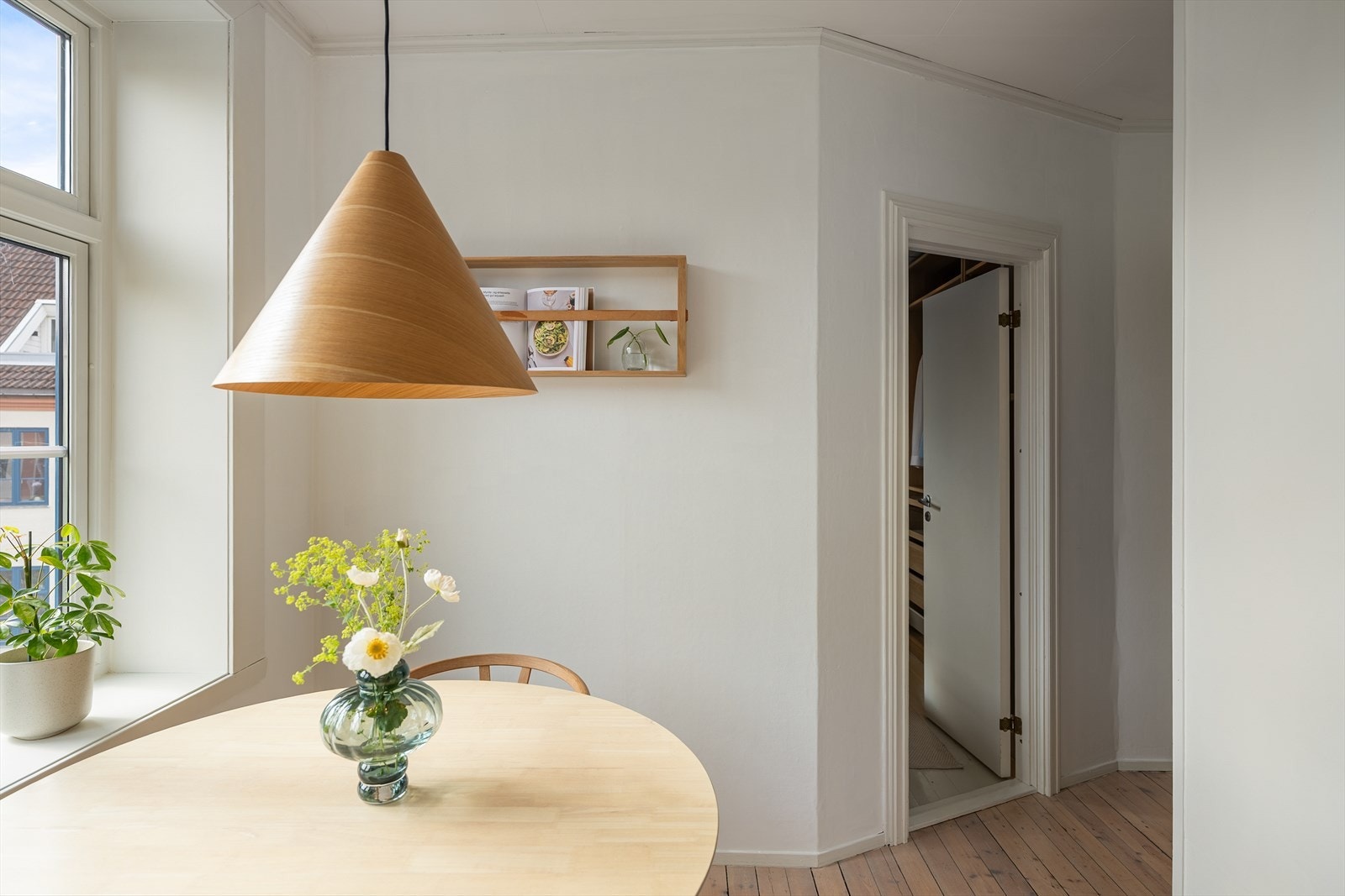 Fra kjøkkenet er det adkomst til boligens soverom. Galleribilde
