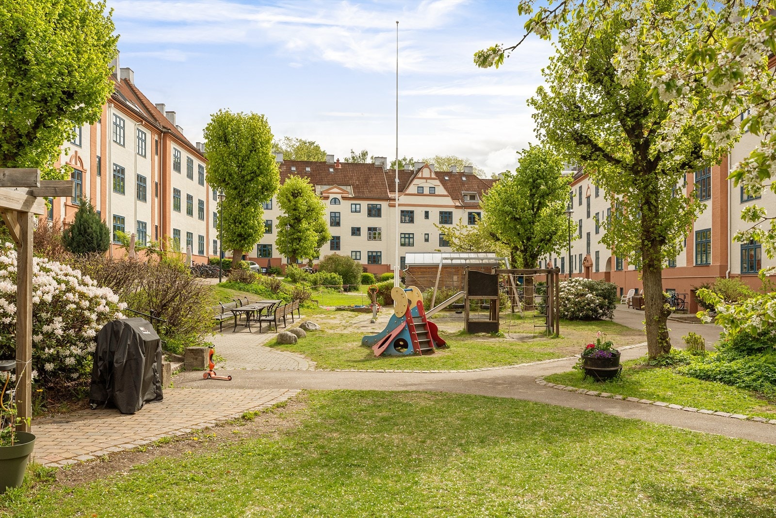 Fantastisk og parkmessig felles bakhage med flere hyggelige sittegrupper, grill og beplantning. Torshovgårdene tegnet av arkitekt og byplanlegger Harald Hals. Galleribilde
