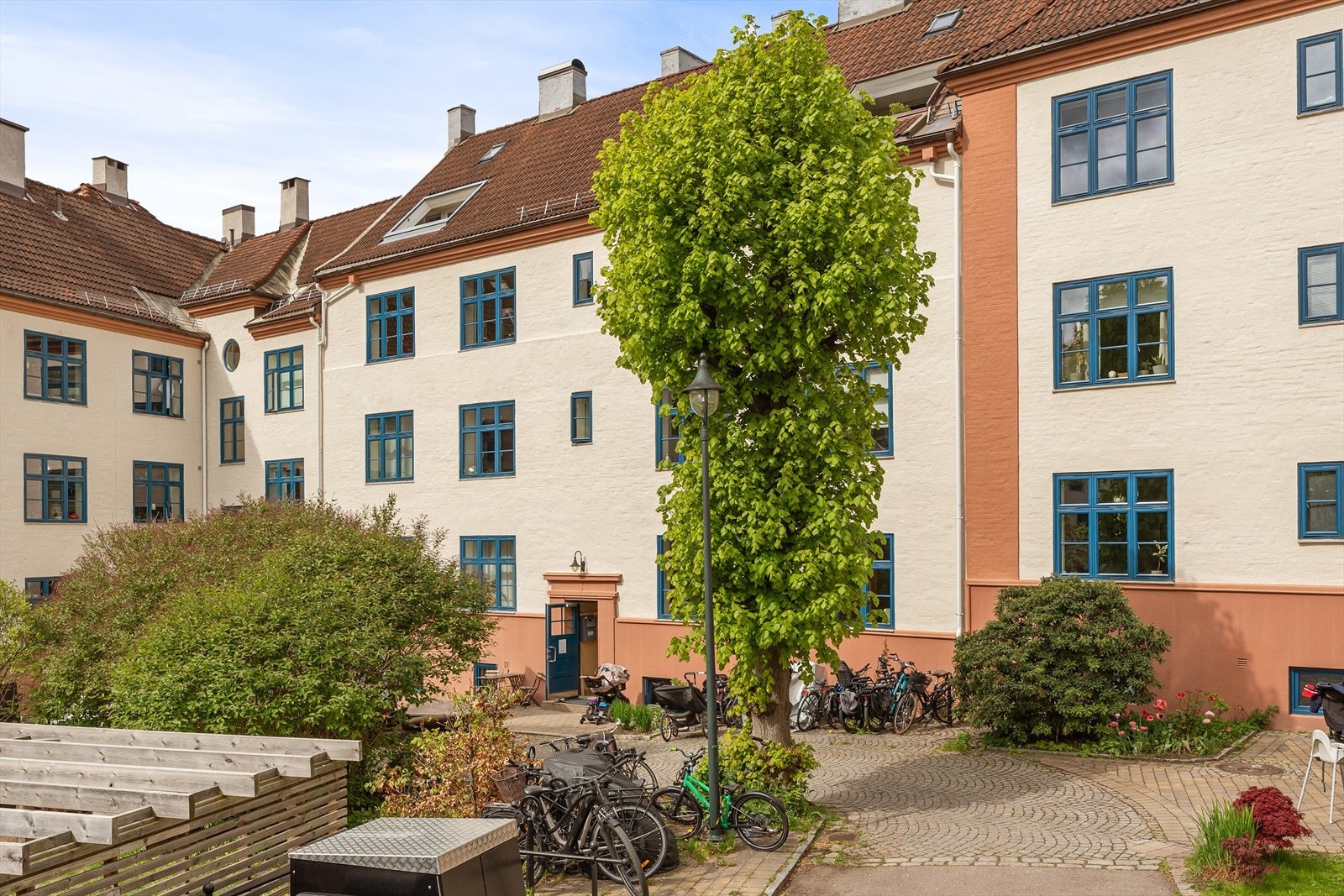 Det er felles sykkelparkering i bakgården. Galleribilde