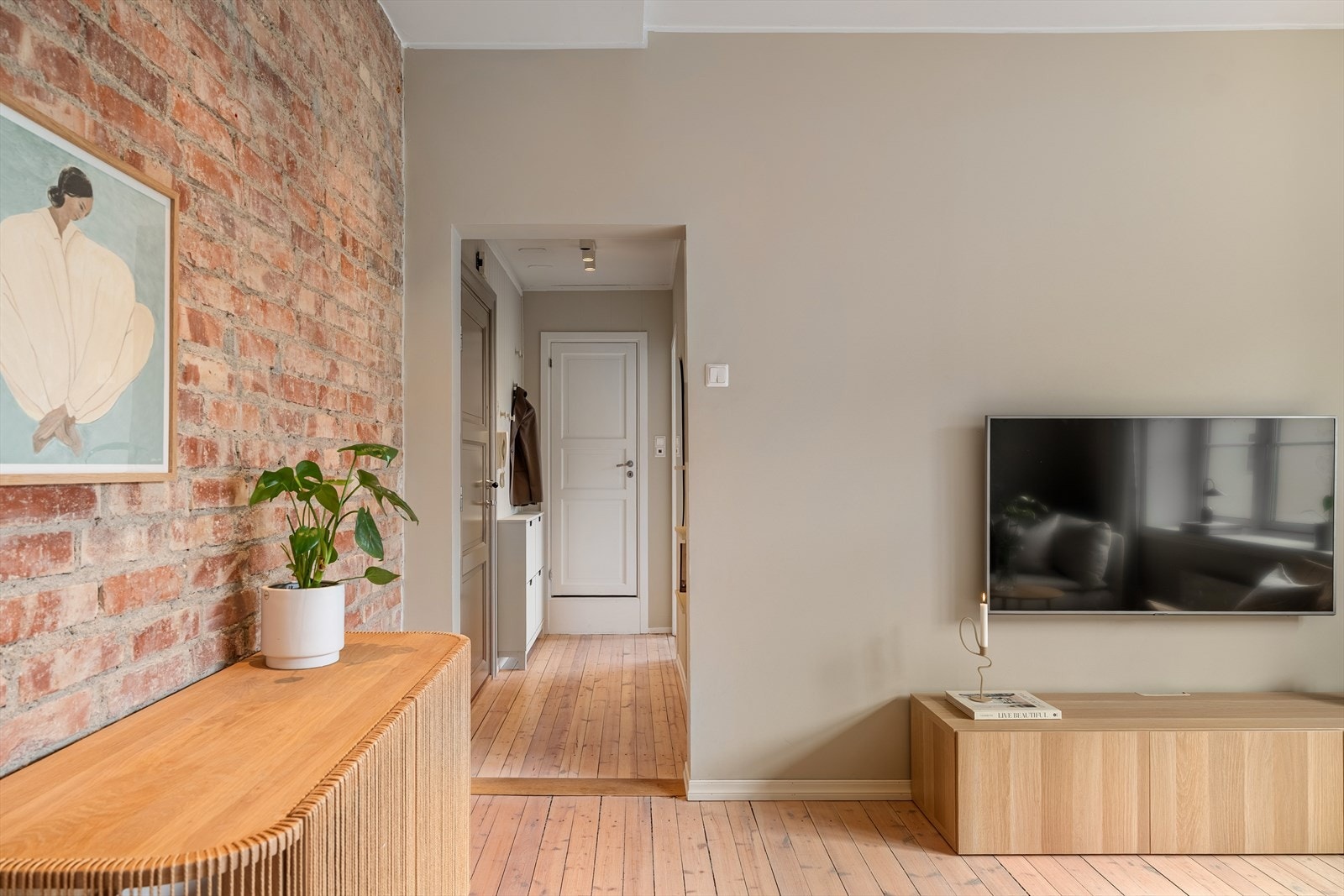 Fra stuen er det direkte adkomst til boligens øvrige rom. Galleribilde