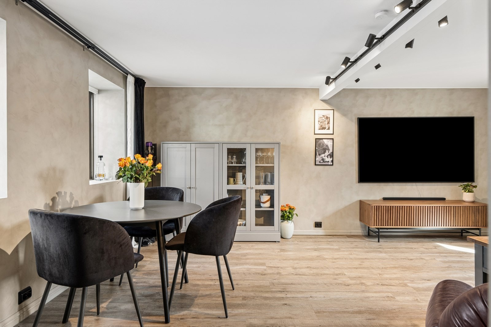 Stuen er romslig og gir god plass til både spisebord og en egen sofakrok. Galleribilde