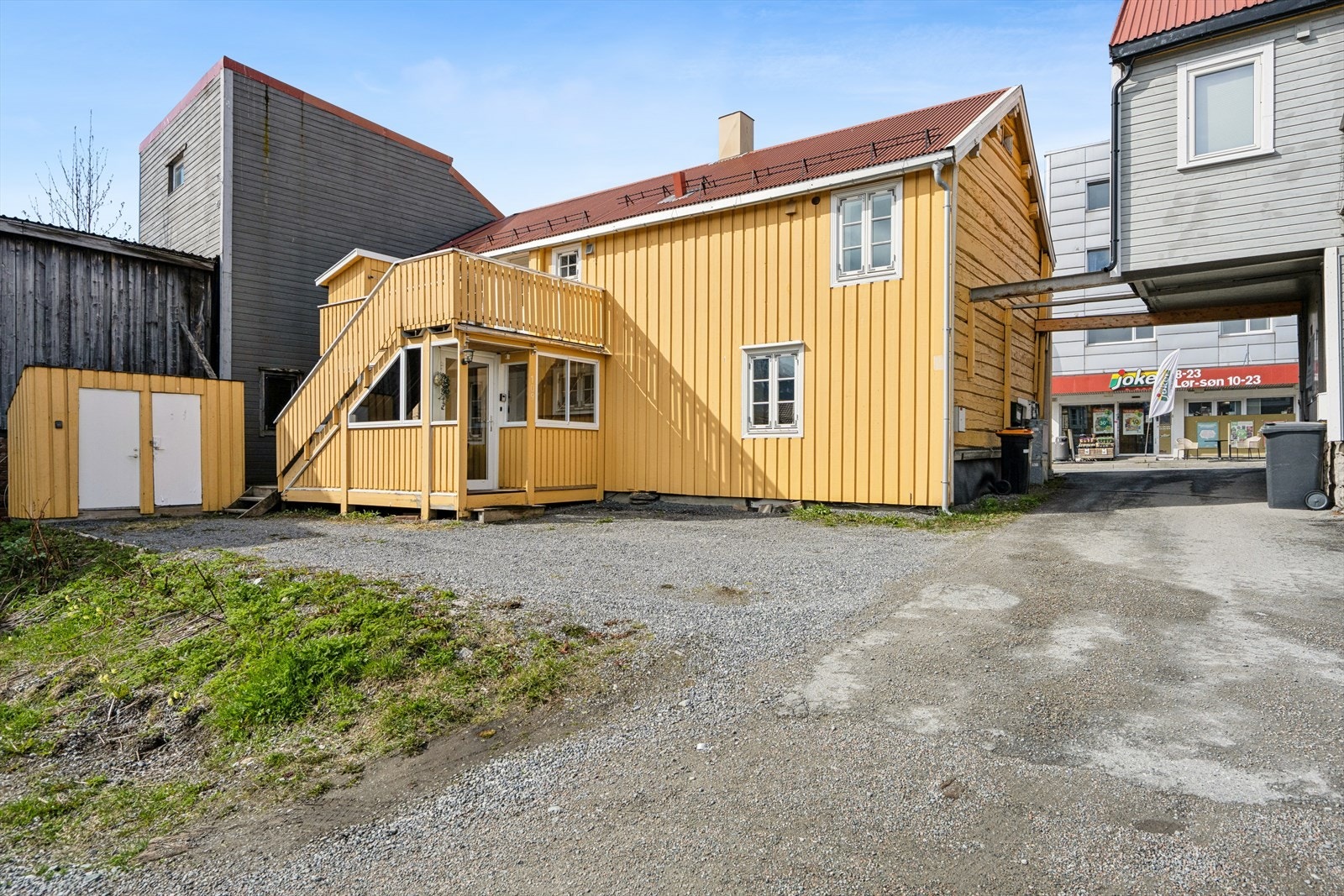 På den felles, gruslagte gårdsplassen er det gode parkeringsmuligheter og en tilhørende utebod. Galleribilde