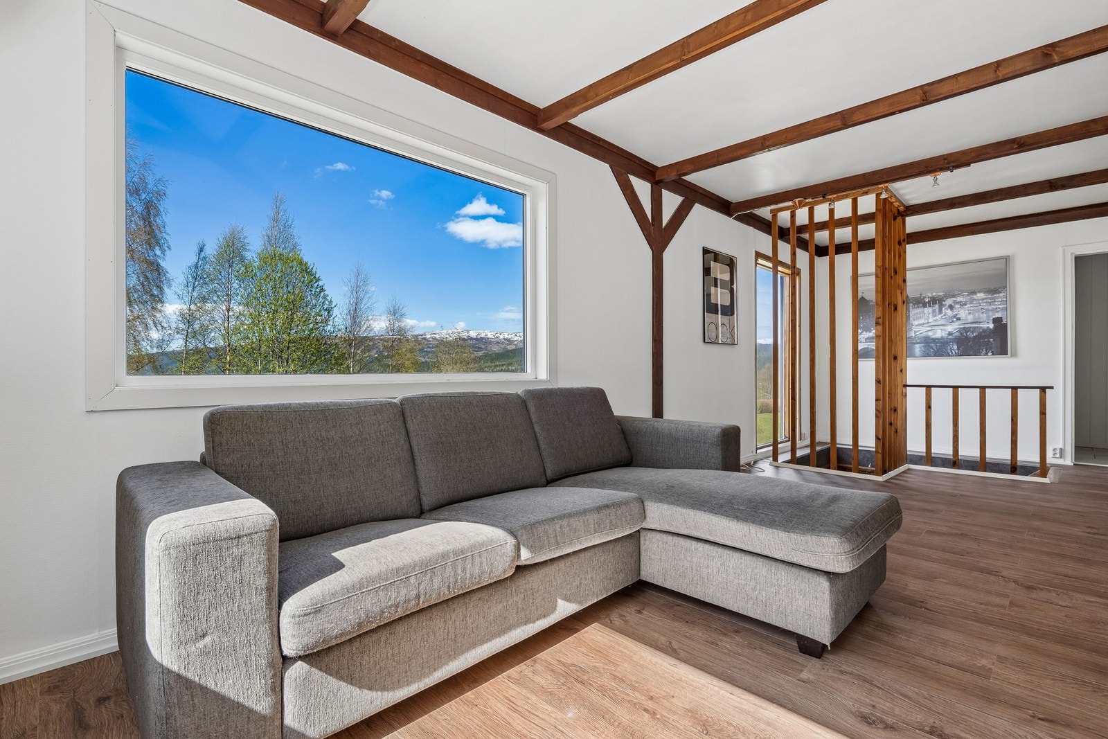 Første etasje består av stue og kjøkken, samt entre med trapp opp til andre etasje. Galleribilde