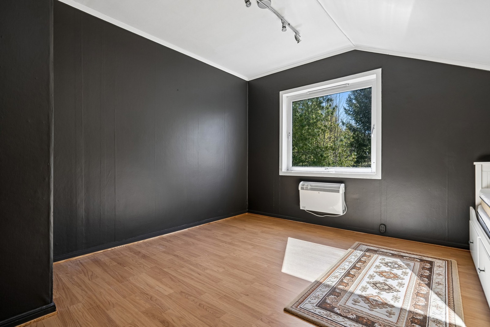 Her er det godt med plass til både seng og annet garderobeskap. Galleribilde