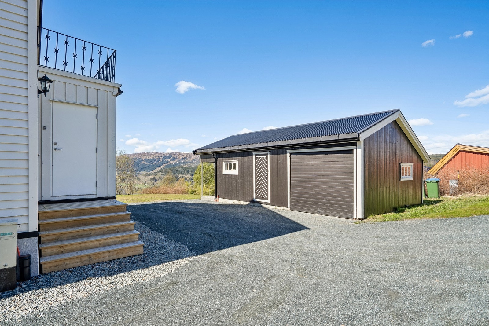 Ved gårdsplassen har man en frittstående garasje. Galleribilde