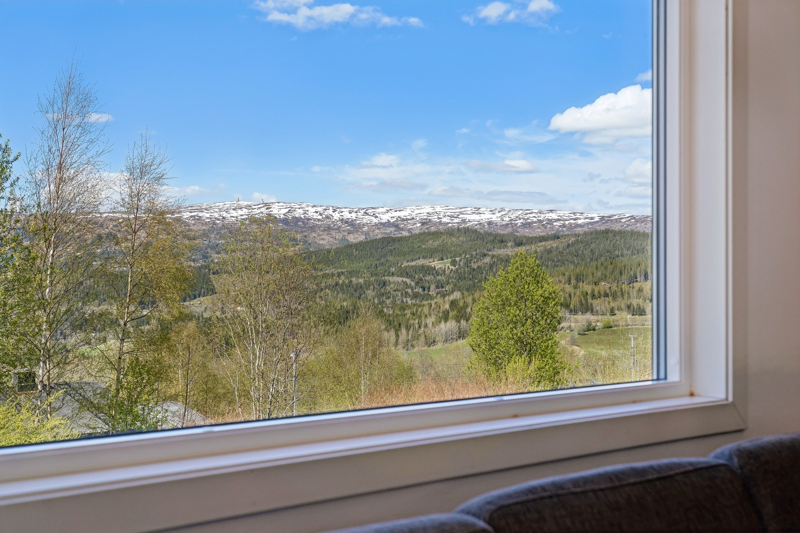 Boligen ligger fint til i høyden, vil derfor ha fin utsikt over bygda fra eiendommen. Galleribilde