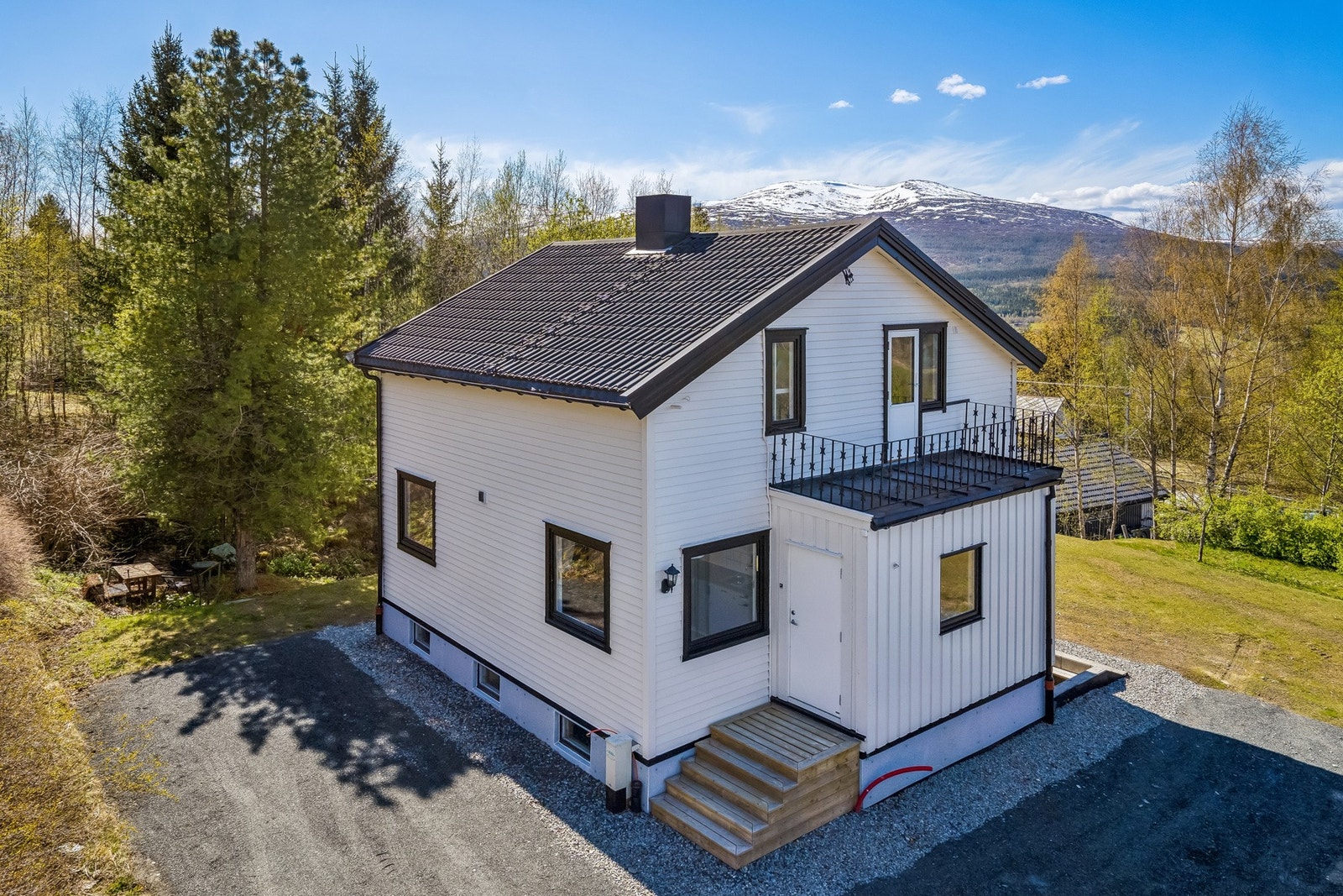 Fint opparbeidet tomt med både gruslagt gårdsplass og flott grøntareal. Galleribilde
