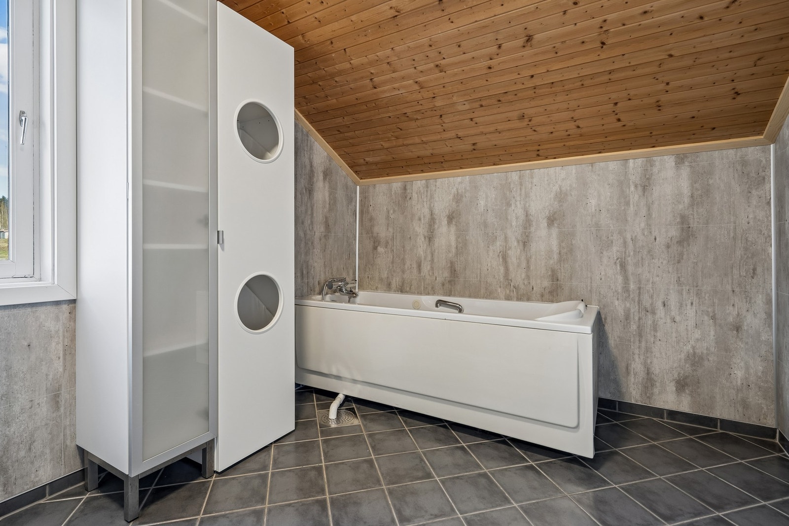 Innredet med både dusj og badekar. Galleribilde