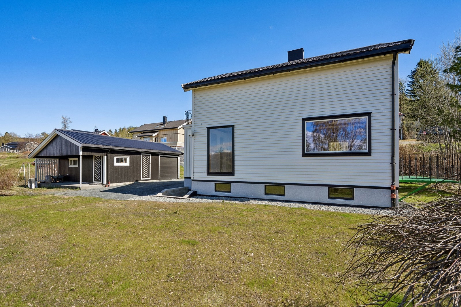 På baksiden av boligen finnes et stort uteområde. Galleribilde