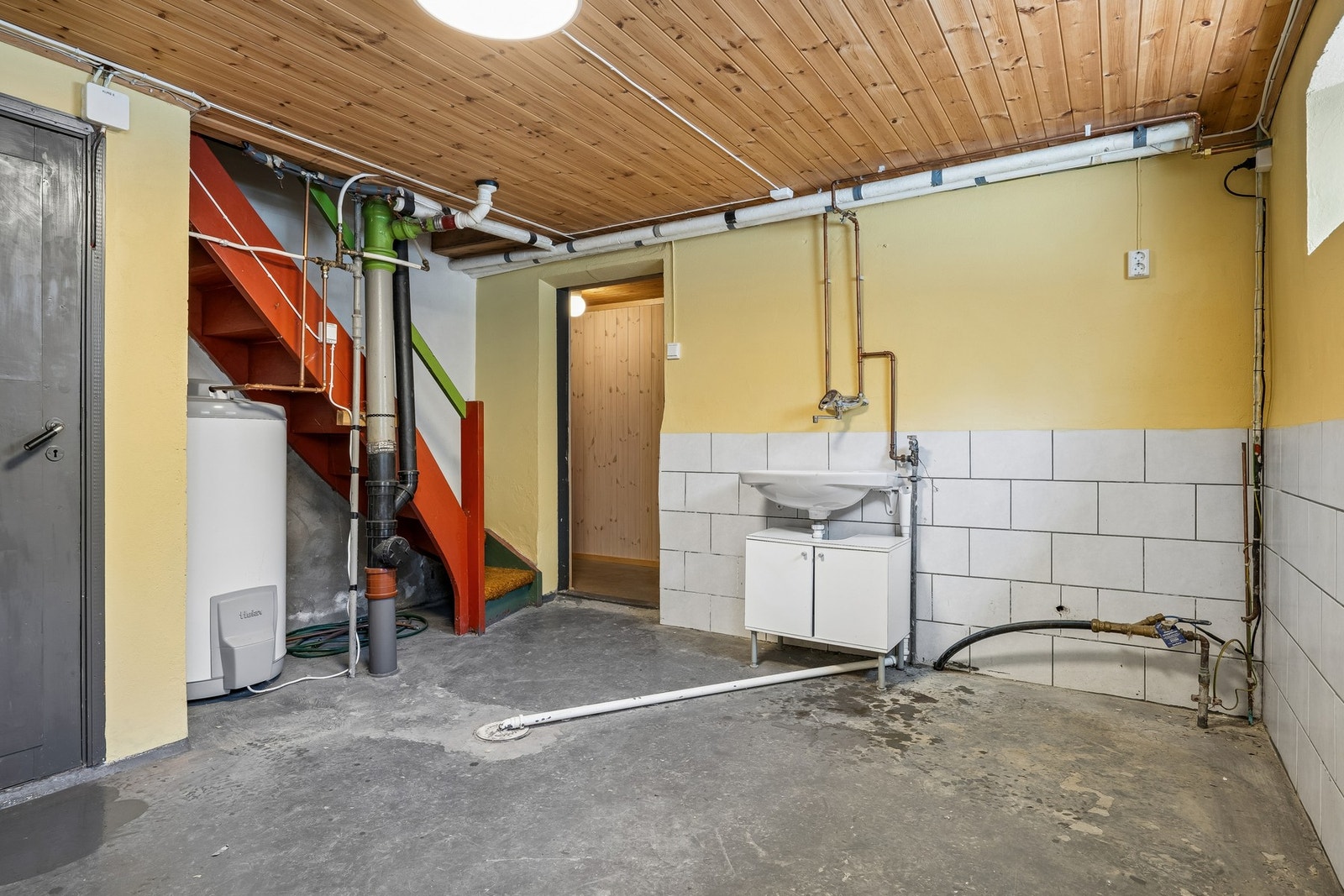 Stor og romslig vaskekjeller. Galleribilde