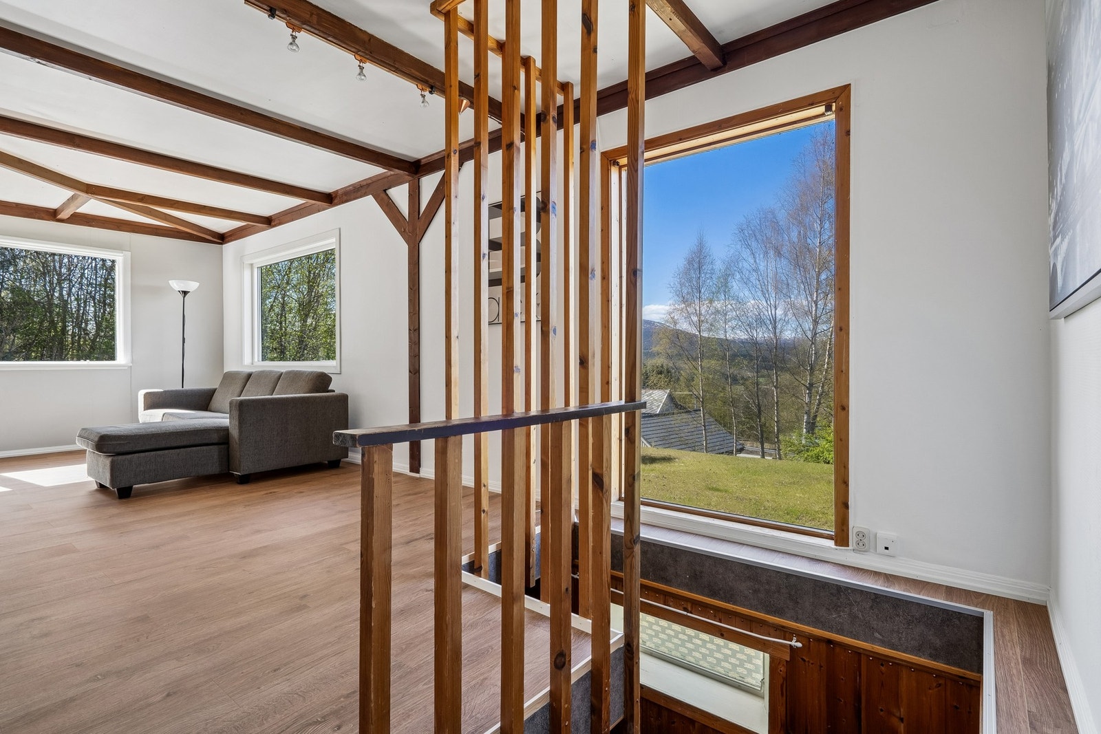 Fra stuen har du trapp ned til kjellerstuen. Galleribilde