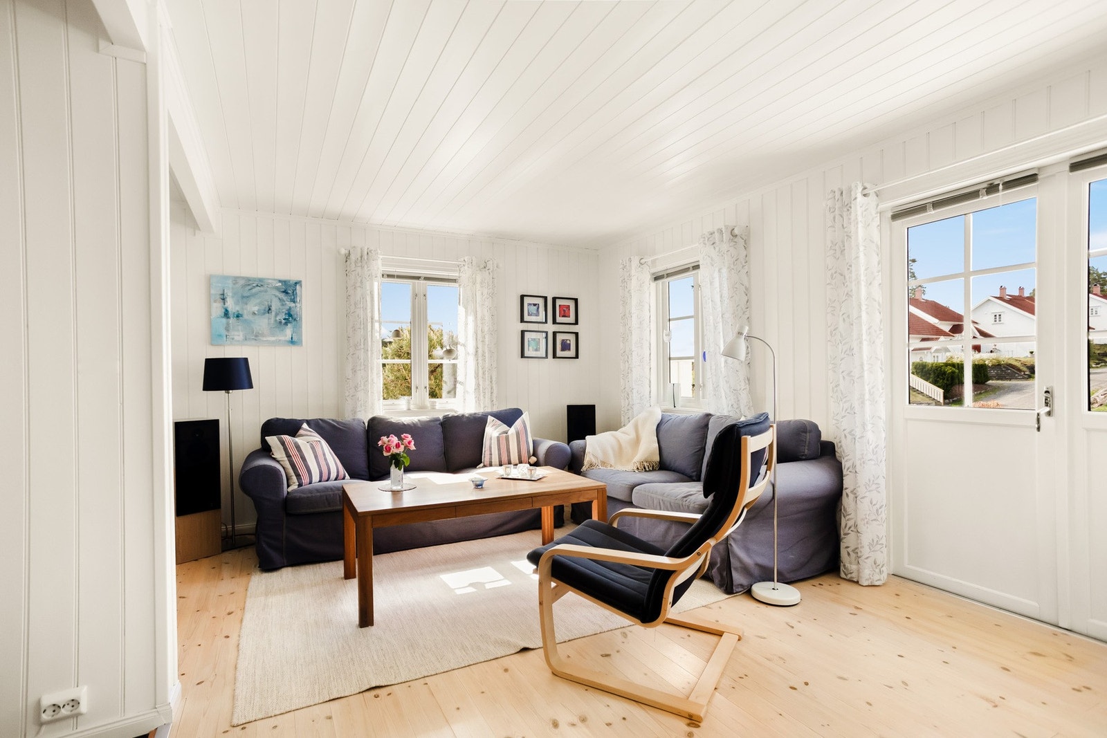 Furugulv, trepanel på vegger og i himling gir et klassisk og tidløst uttrykk. Galleribilde