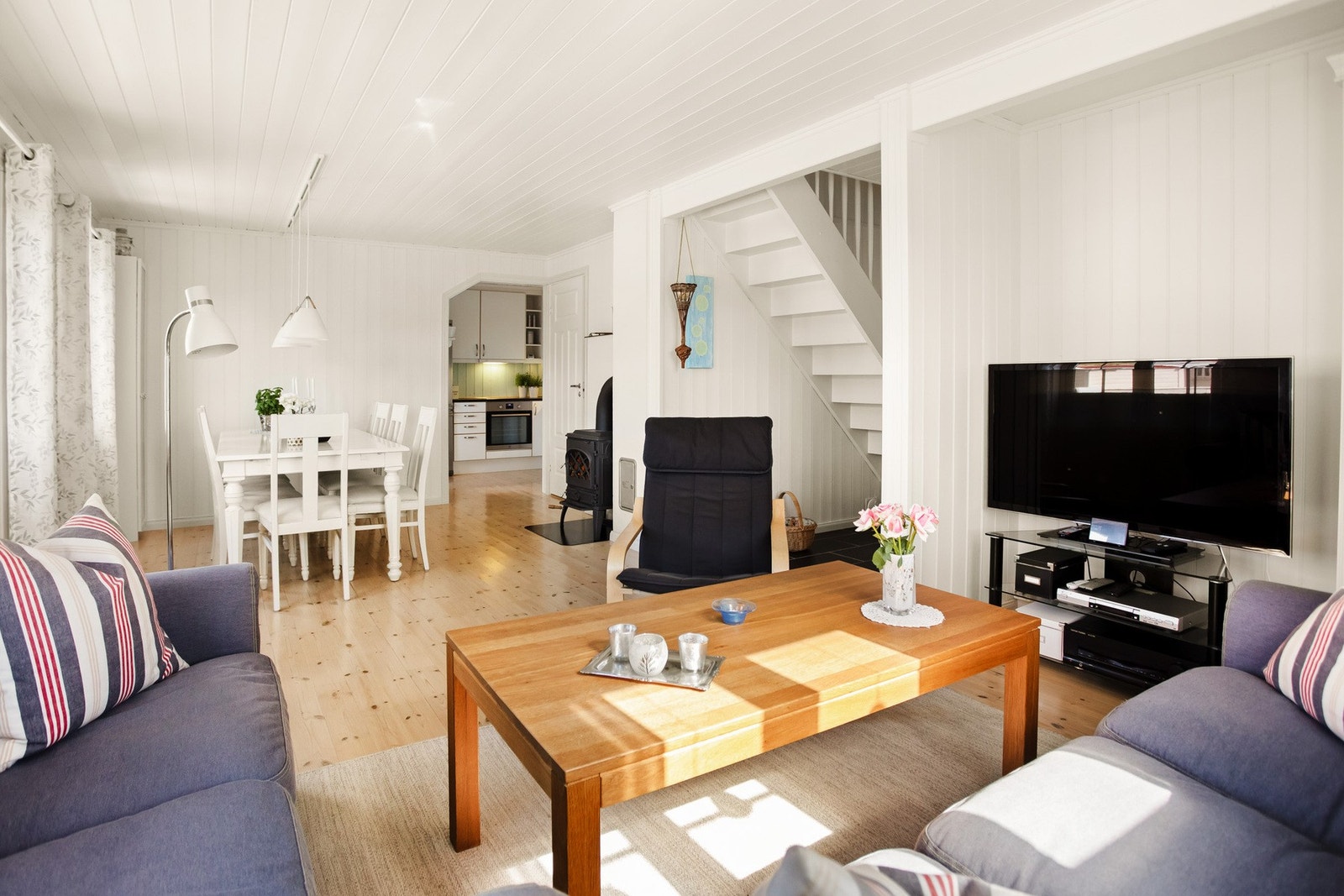 Lys og innbydende stue med god romfølelse og naturlige materialvalg som skaper en varm og hyggelig hytteatmosfære. Galleribilde
