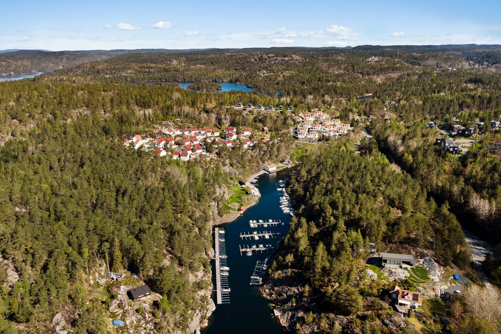 I nærområdet finner du flere hyggelige fritidstilbud, blant annet turer med Øysangferga, Jegertunet med restaurant, badebasseng og tennisbane, samt kort vei til golfbane og fasilitetene ved Kragerø Resort. Galleribilde