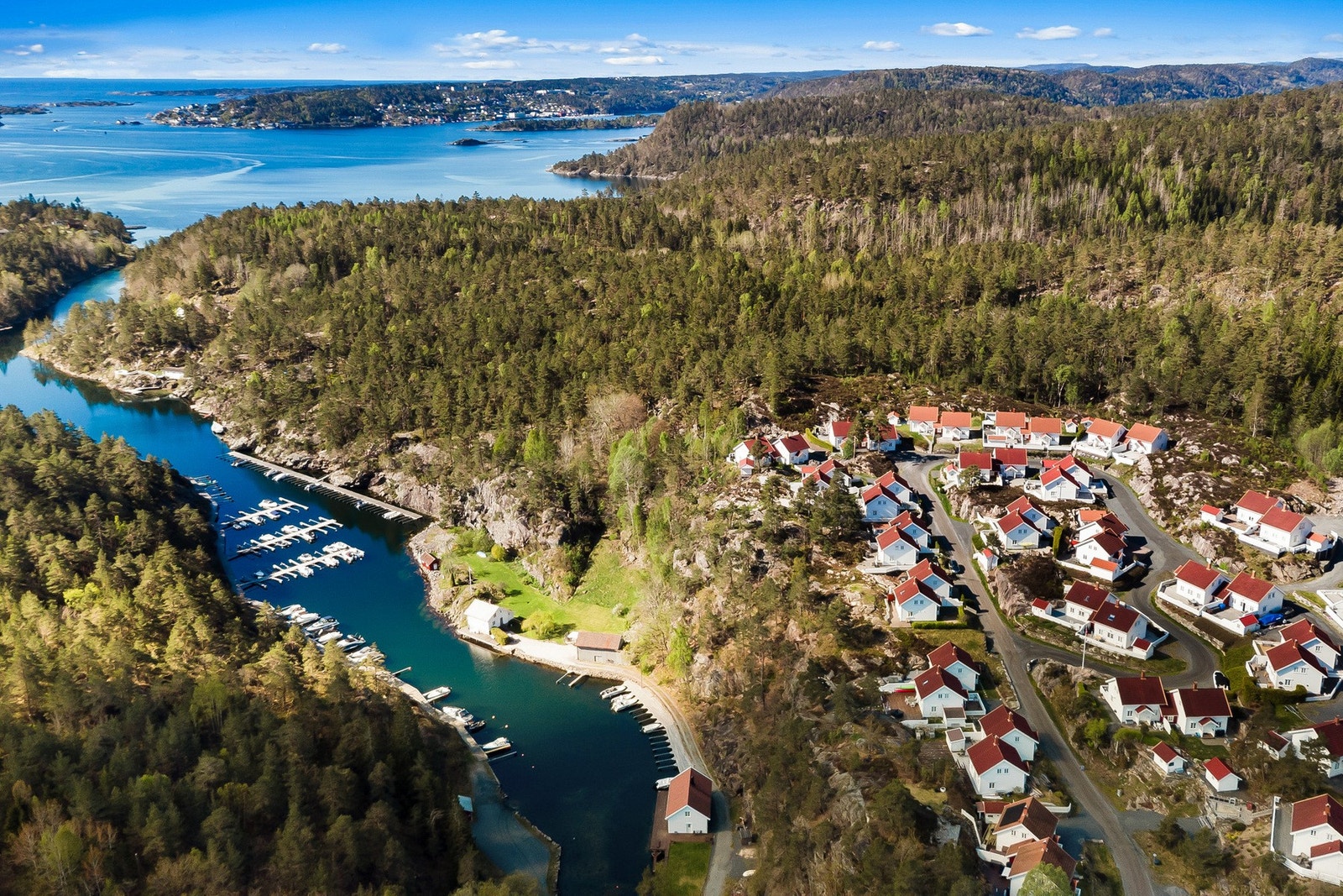 Hytta ligger fredelig til i et attraktivt hyttefelt med gode solforhold, lite trafikk og nærhet til sjø og skjærgård. Galleribilde