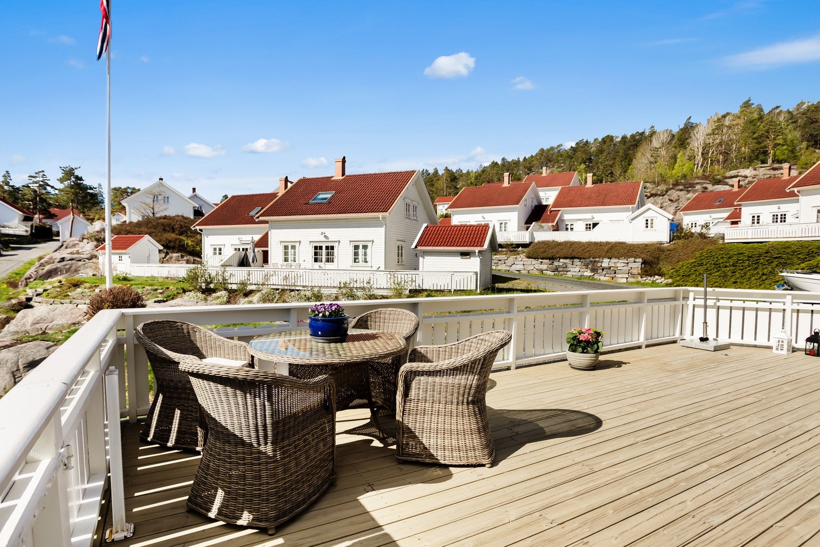 En innbydende helårshytte i ekte sørlandsstil, idyllisk beliggende på Øysang utenfor Risør. Galleribilde