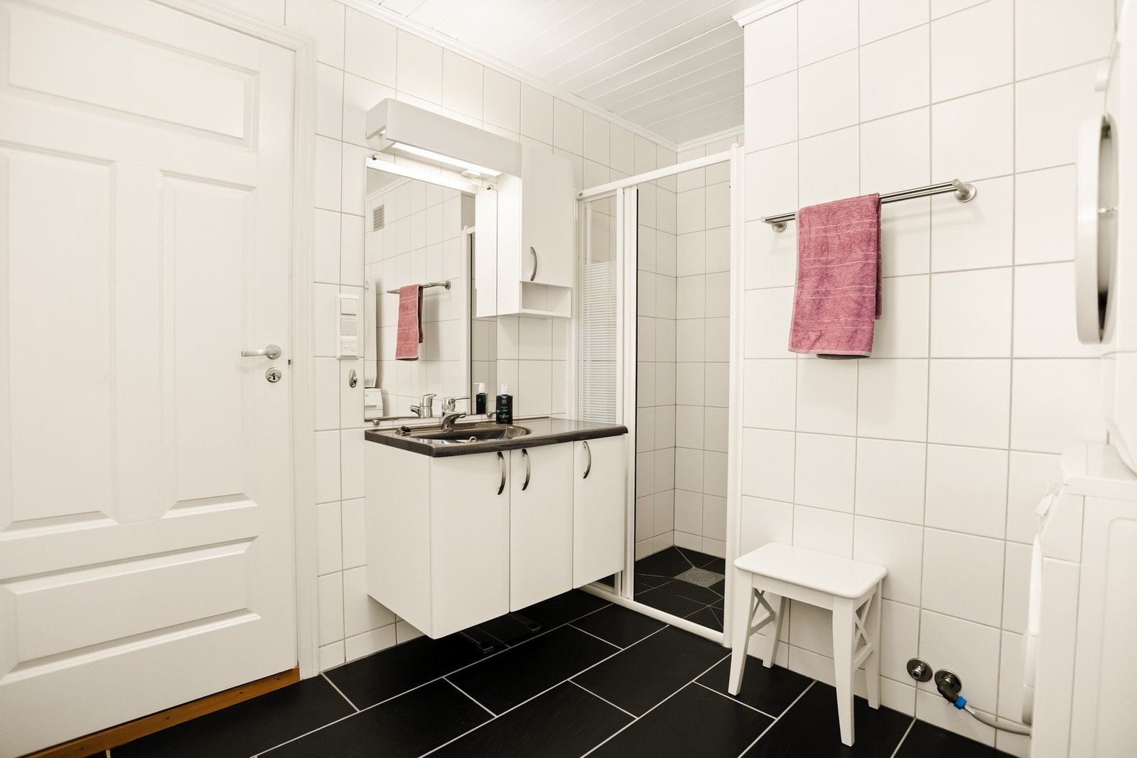 Rommet er innredet med servantinnredning, toalett, dusjløsning og opplegg for vaskemaskin. Galleribilde