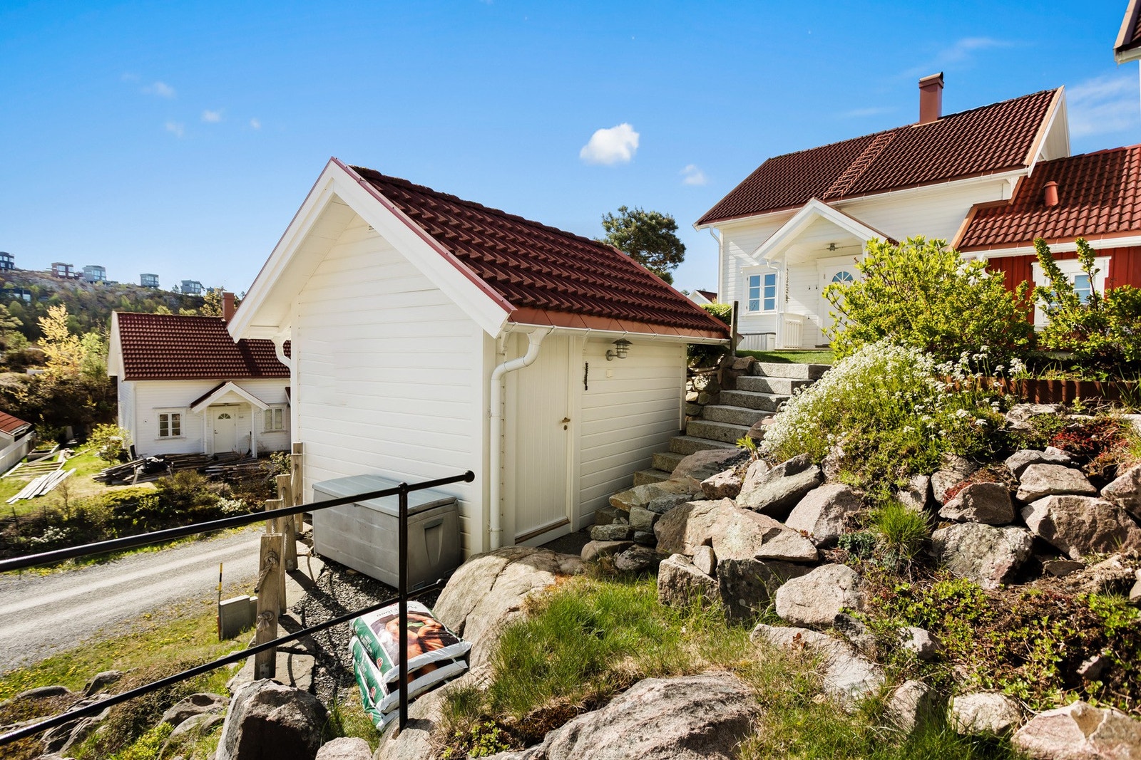 Hytta fremstår trivelig og funksjonell, godt egnet for både feriebruk og helårsopphold. Galleribilde