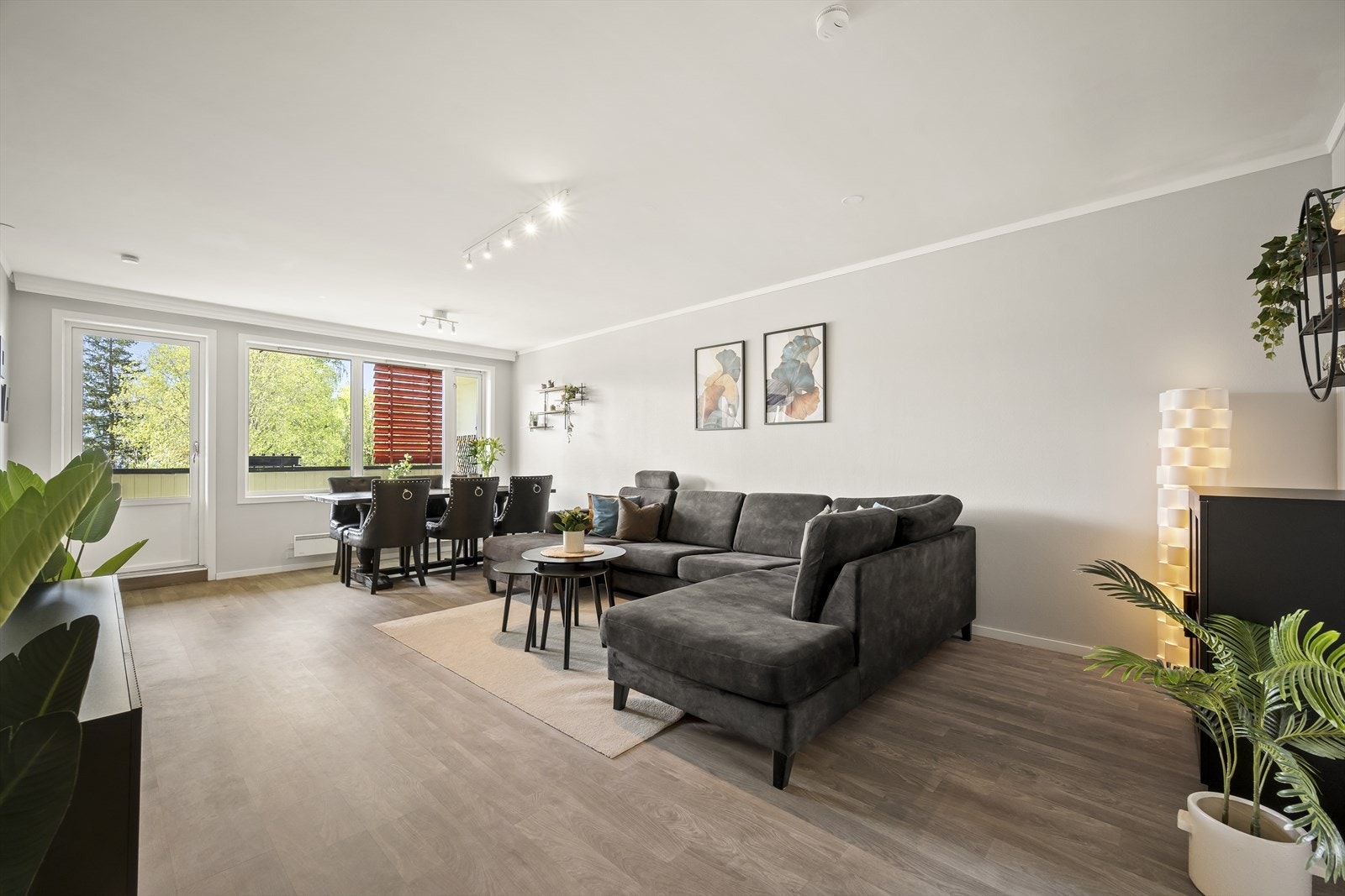 Stue med stor plass til sittegrupper Galleribilde