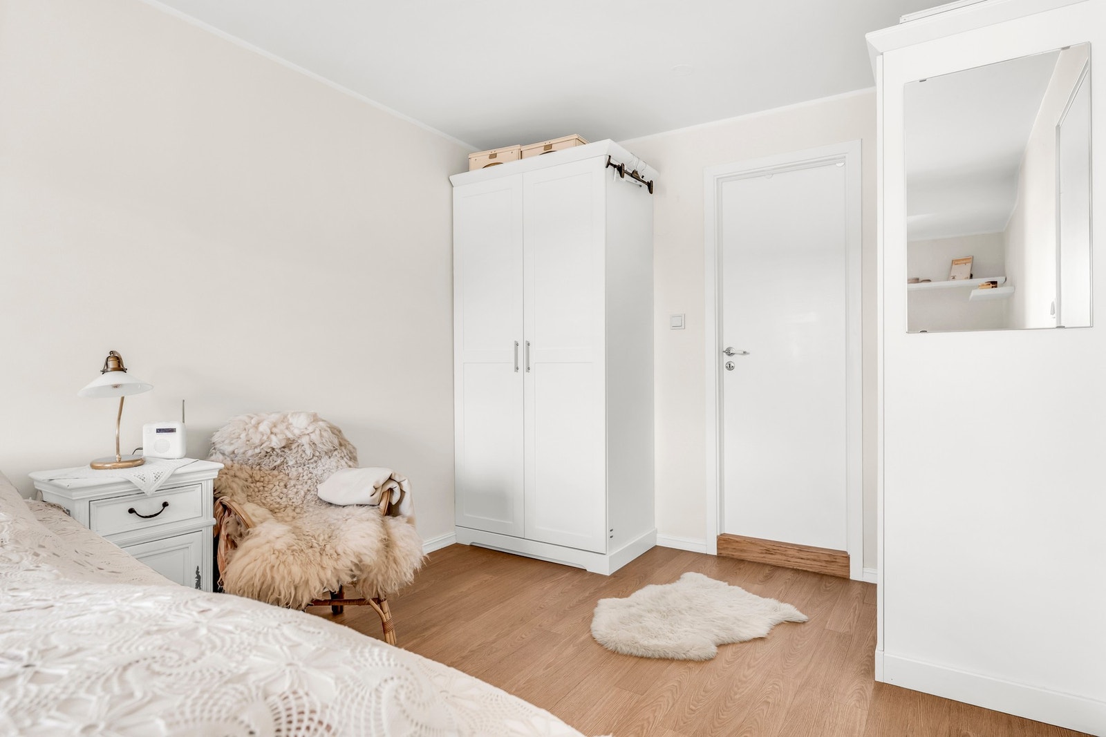 Det er dør inn til badet fra hovedsoverommet. Galleribilde