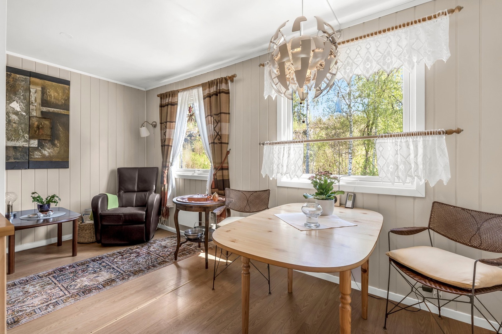 Vegg til tidligere soverom ved kjøkkenet er fjernet slik at det er ekstra god plass til spisebord og andre møbler. Galleribilde