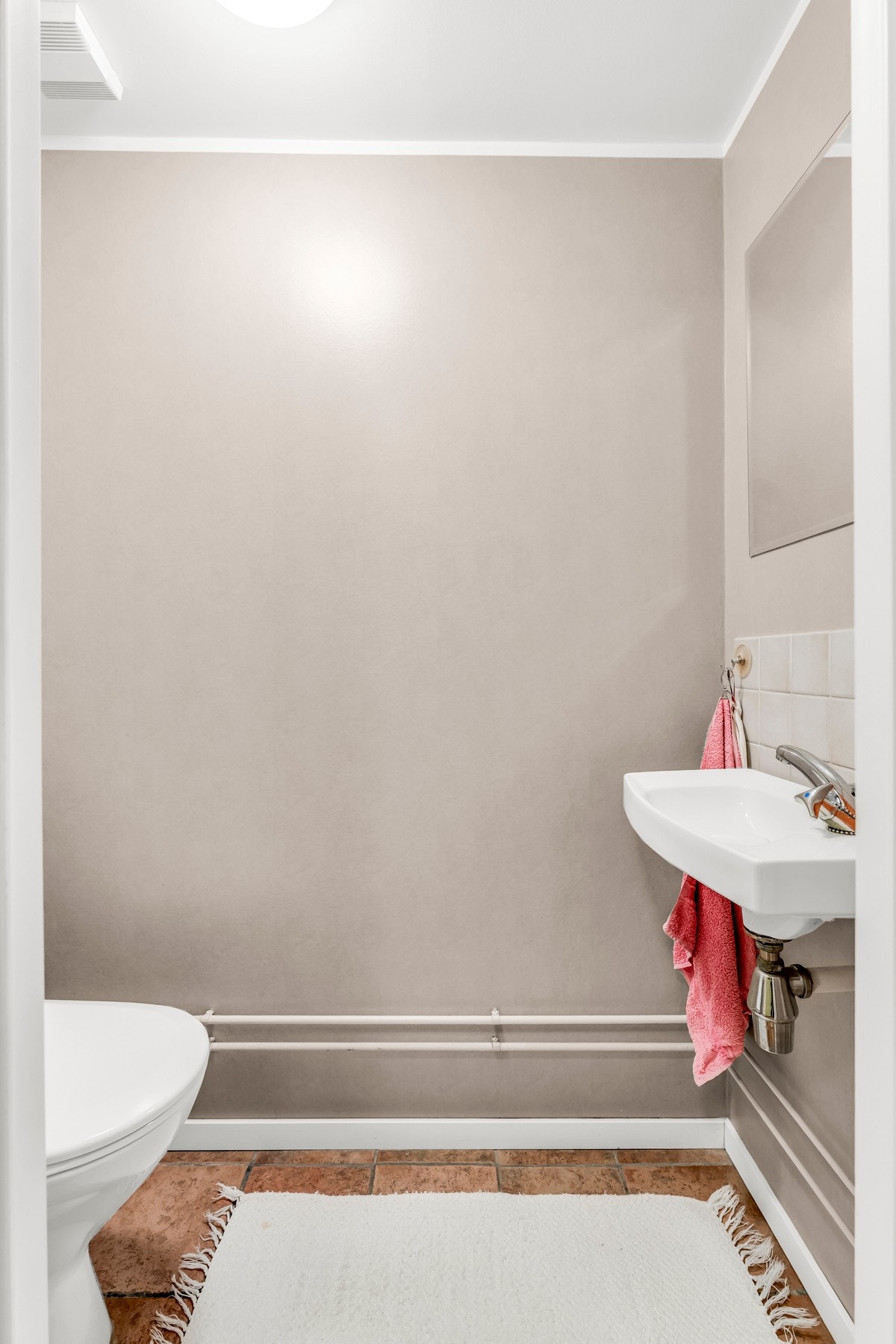 Toalettrommet ble pusset opp i 2011. WC var ny i 2020. Galleribilde