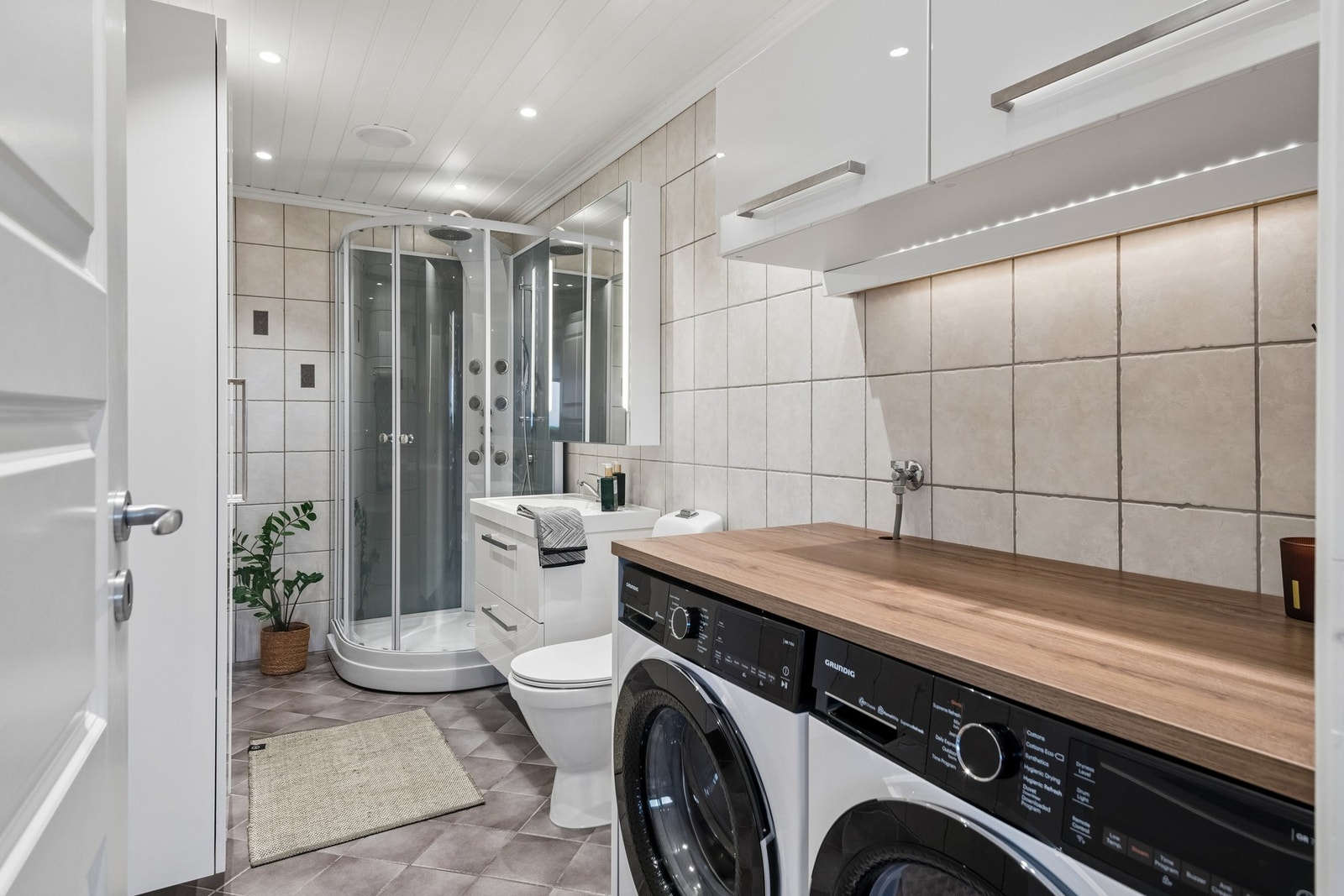 Badet har opplegg for vaskemaskin. Galleribilde
