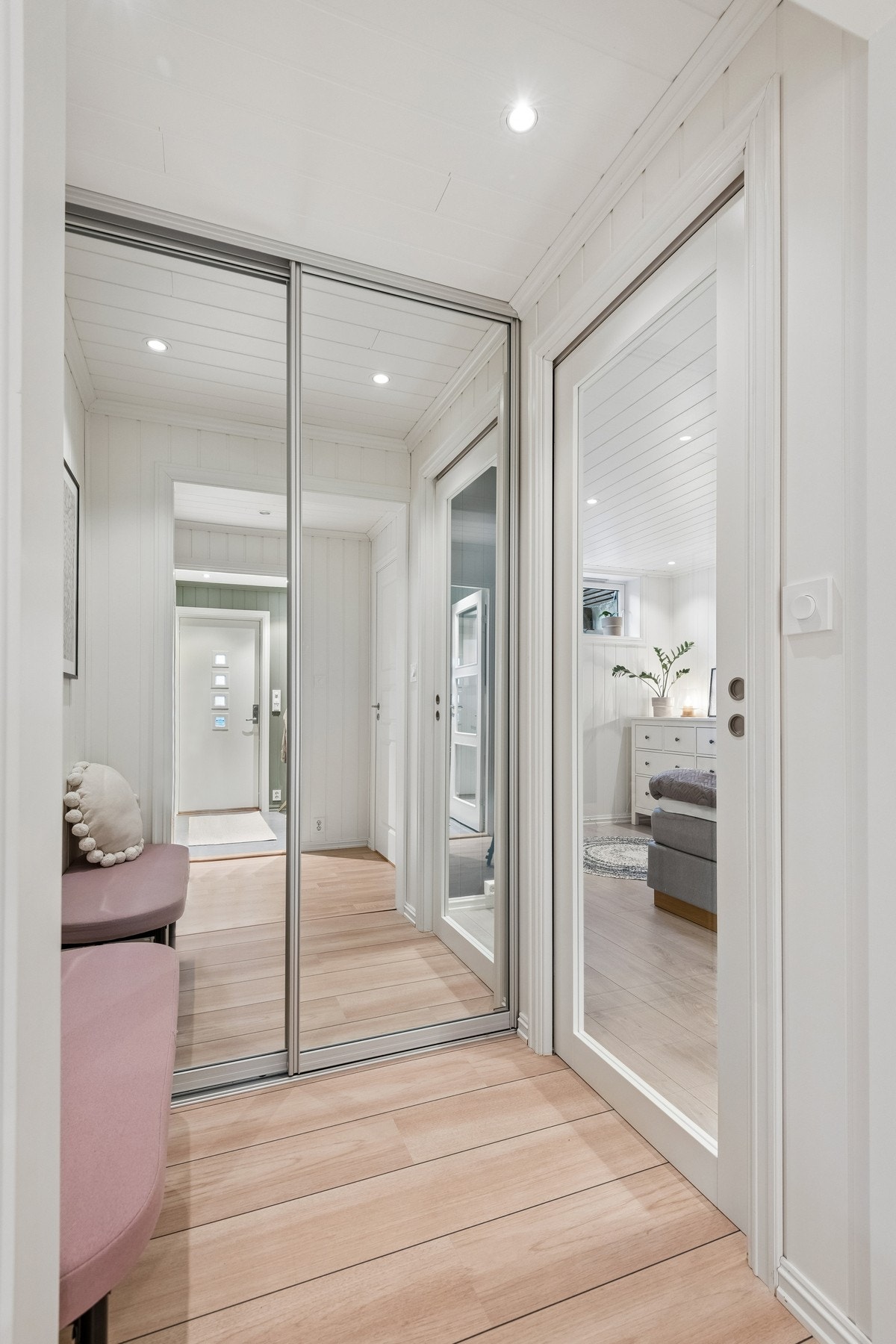 Gang med skyvedørsgarderobe. Galleribilde