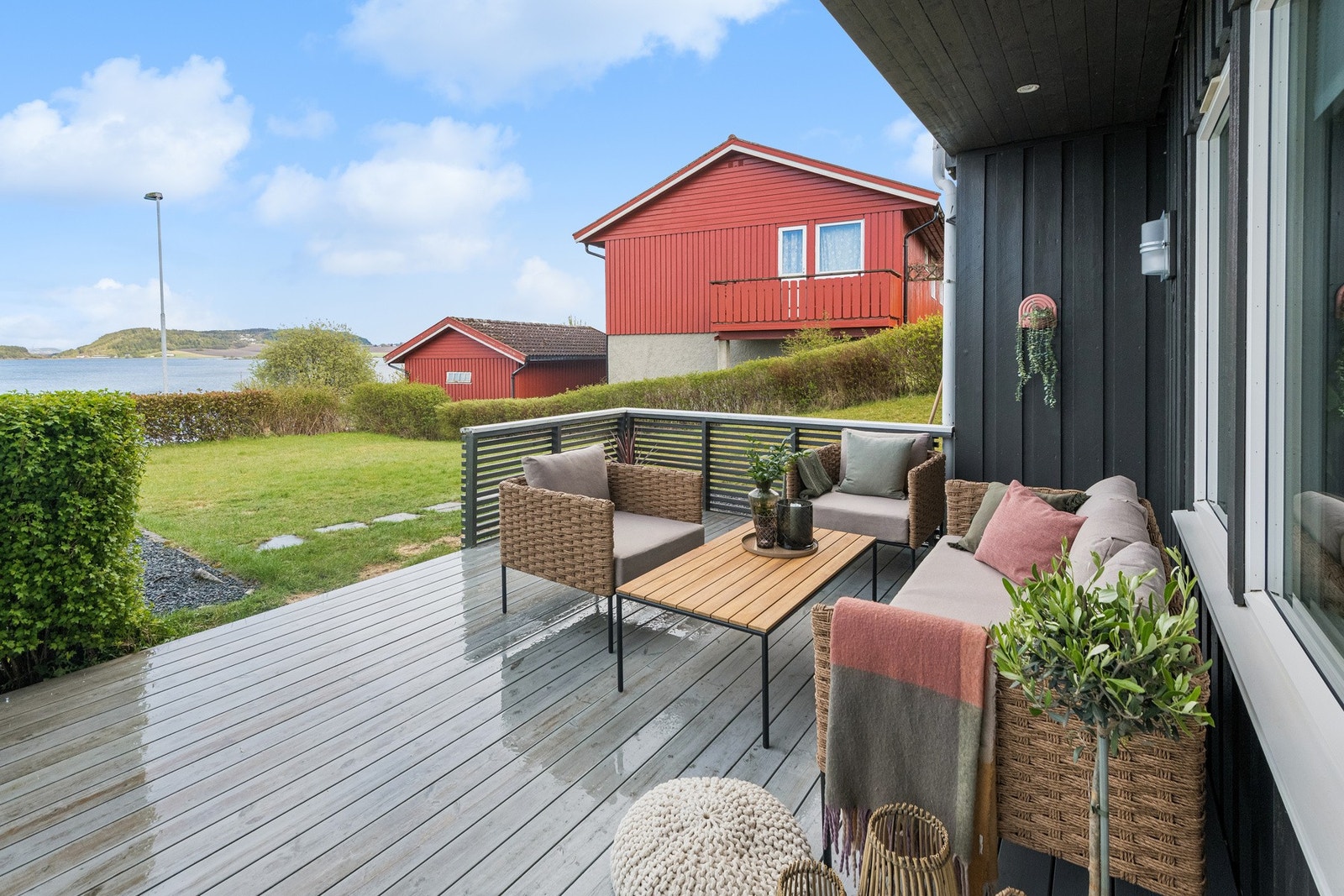 Romslig veranda ved inngangsparti. Galleribilde