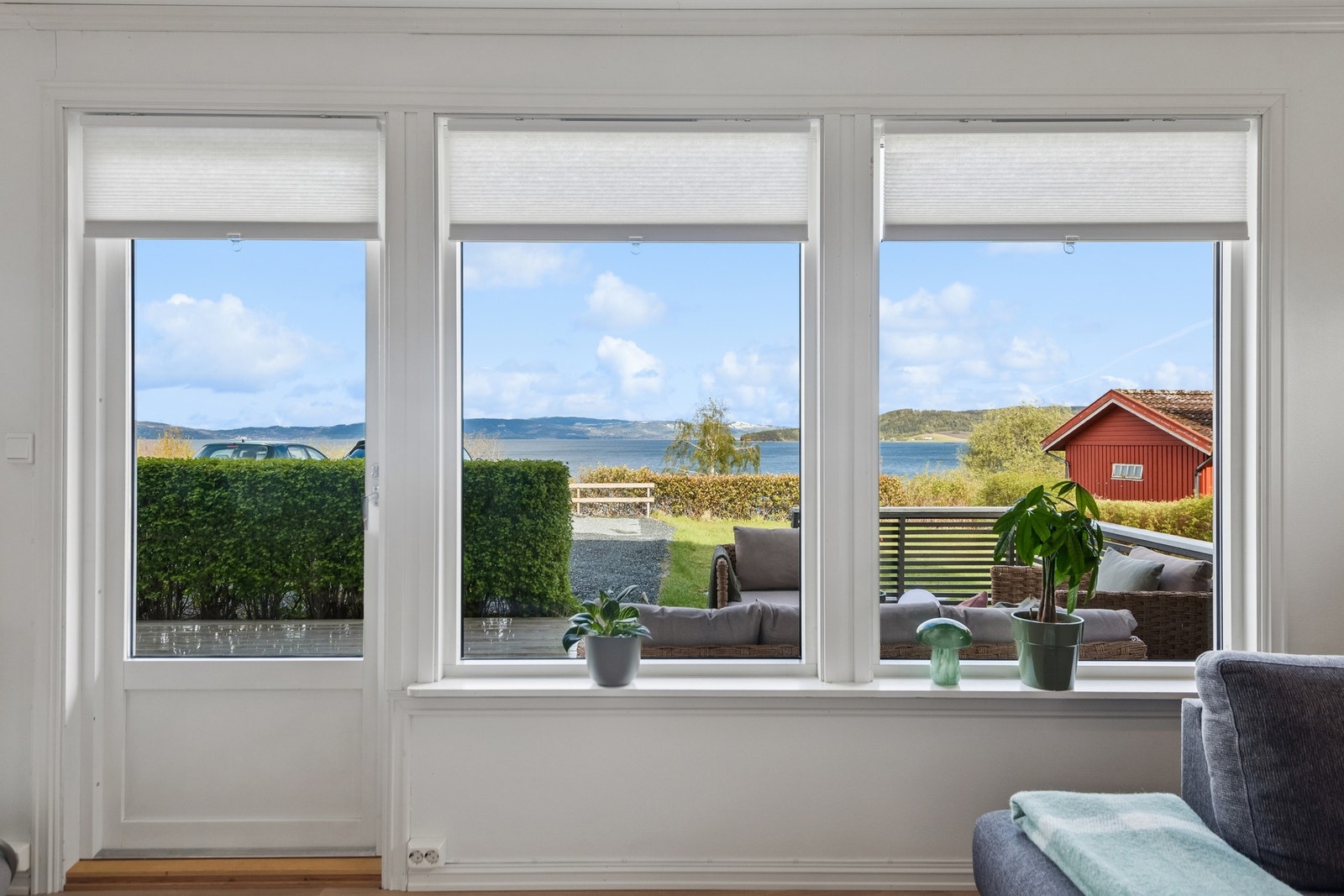 Utsikt. Stor terrasse rett utenfor stua. Her er det enkelt å ta frokosten ute i sola en finværsdag. Fjordutsikt både fra terrassen og sofakroken. Galleribilde