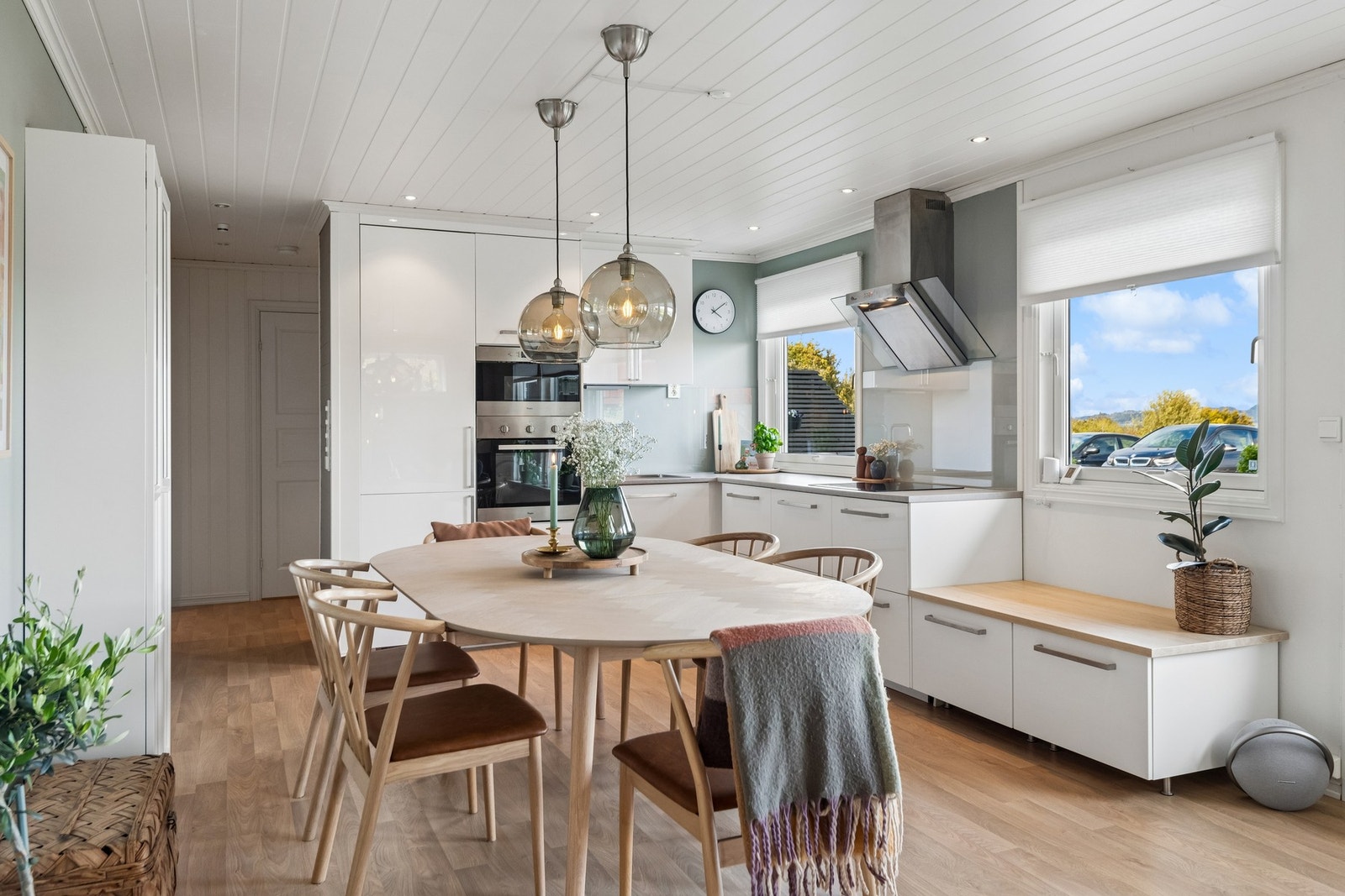 Pent kjøkken med god plass til spisebord og skap for ekstra oppbevaring. Varmekabler i gulv på kjøkken og stue. Galleribilde