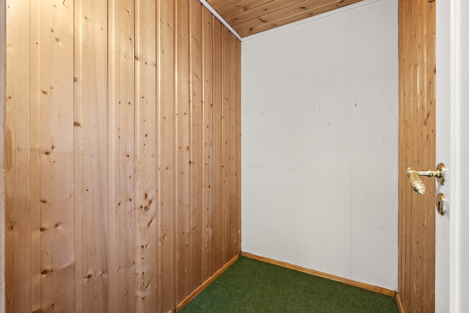Innvendig bod med gode oppbevaringsmuligheter Galleribilde