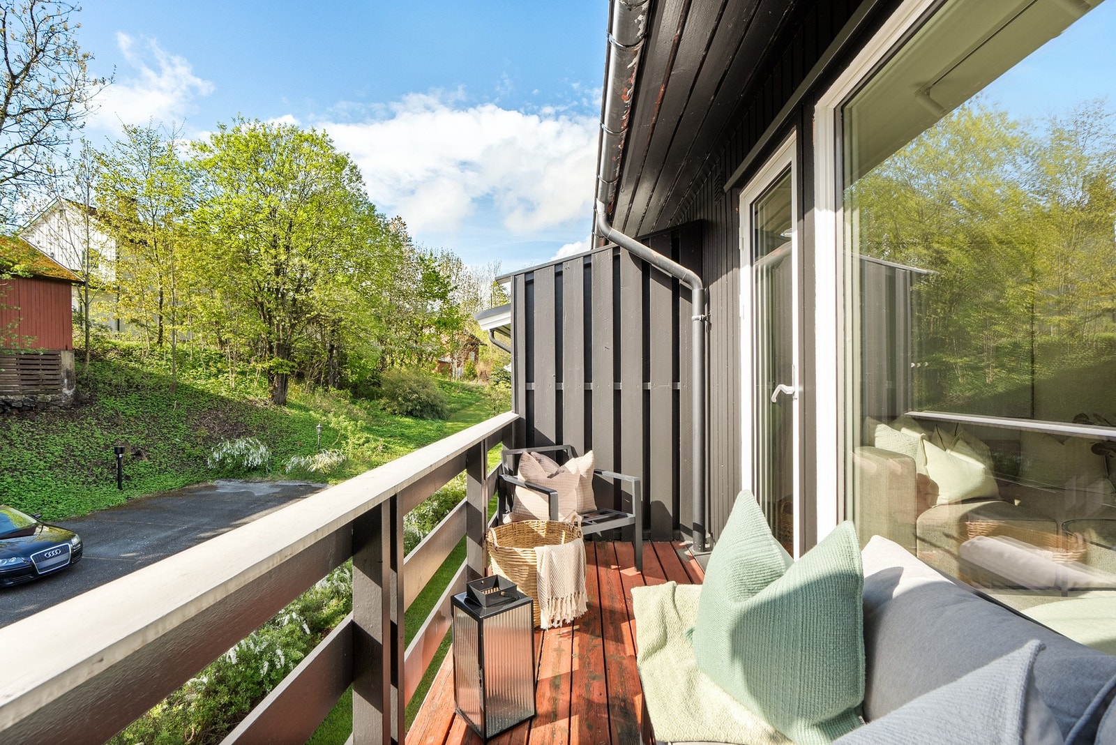 Her har du en lun og skjermet uteplass som passer perfekt for morgenkaffen Galleribilde