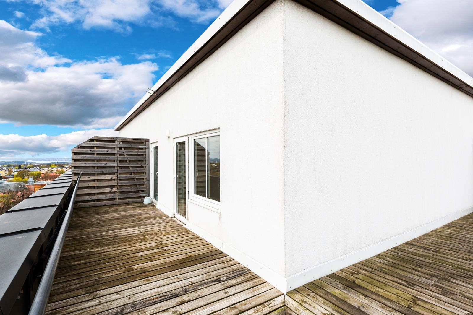 Leiligheten har stor terrasse. Galleribilde