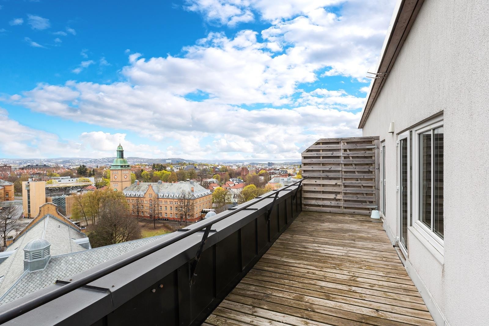 God utsikt fra terrassen. Galleribilde