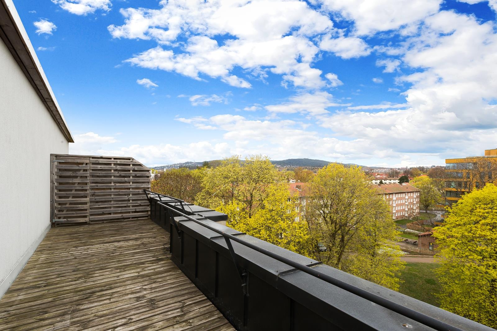 På terrassen har du god plass til sittegruppe og planter. Galleribilde