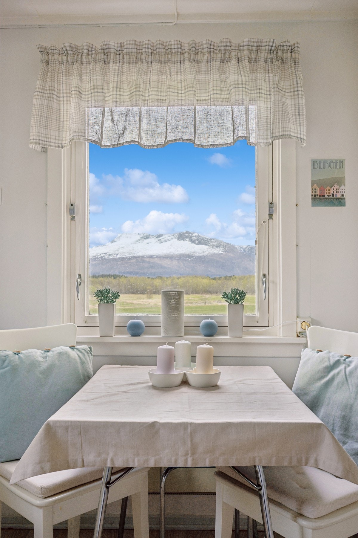 Fra spiseplassen ser man rett mot de mektige fjellene. Galleribilde