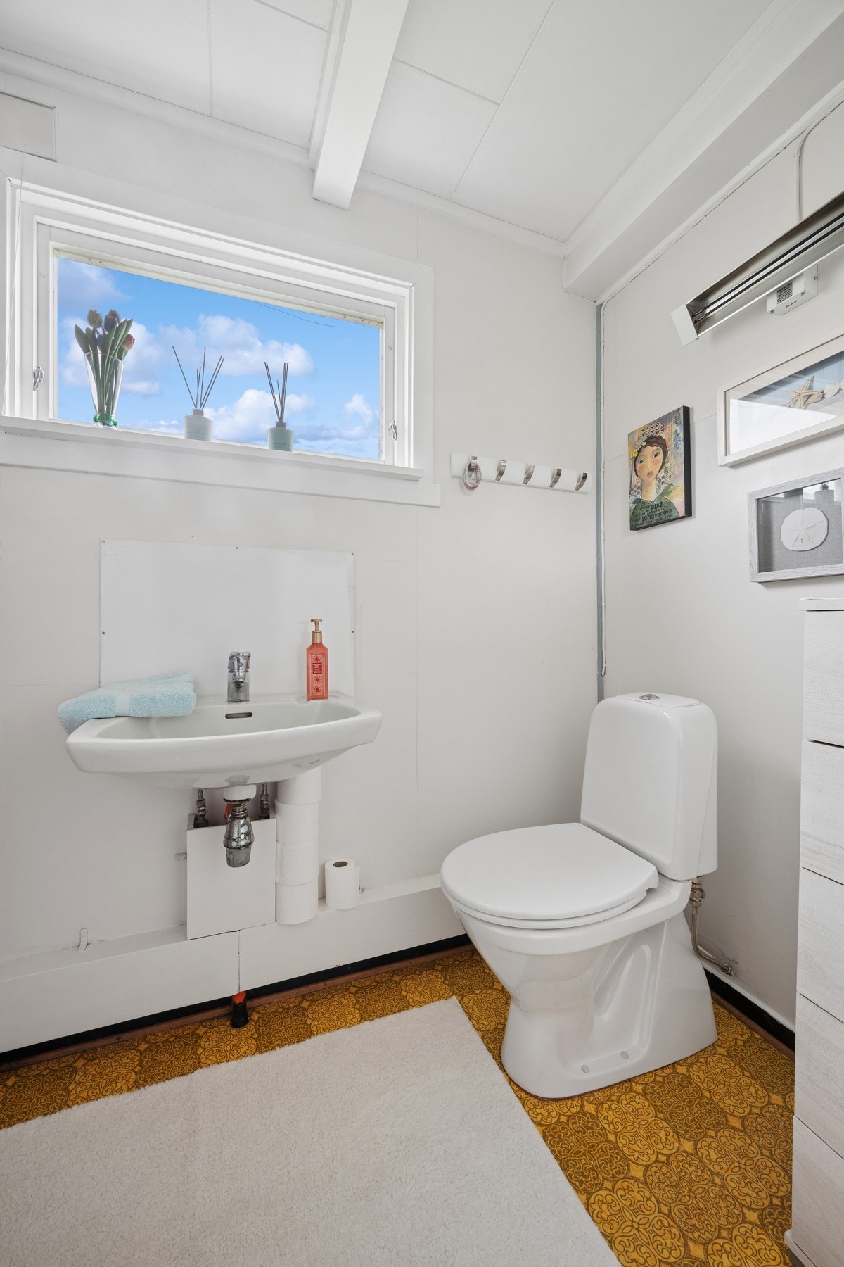 Badet i første etasje er utstyrt med dusjkabinett og servant. Galleribilde
